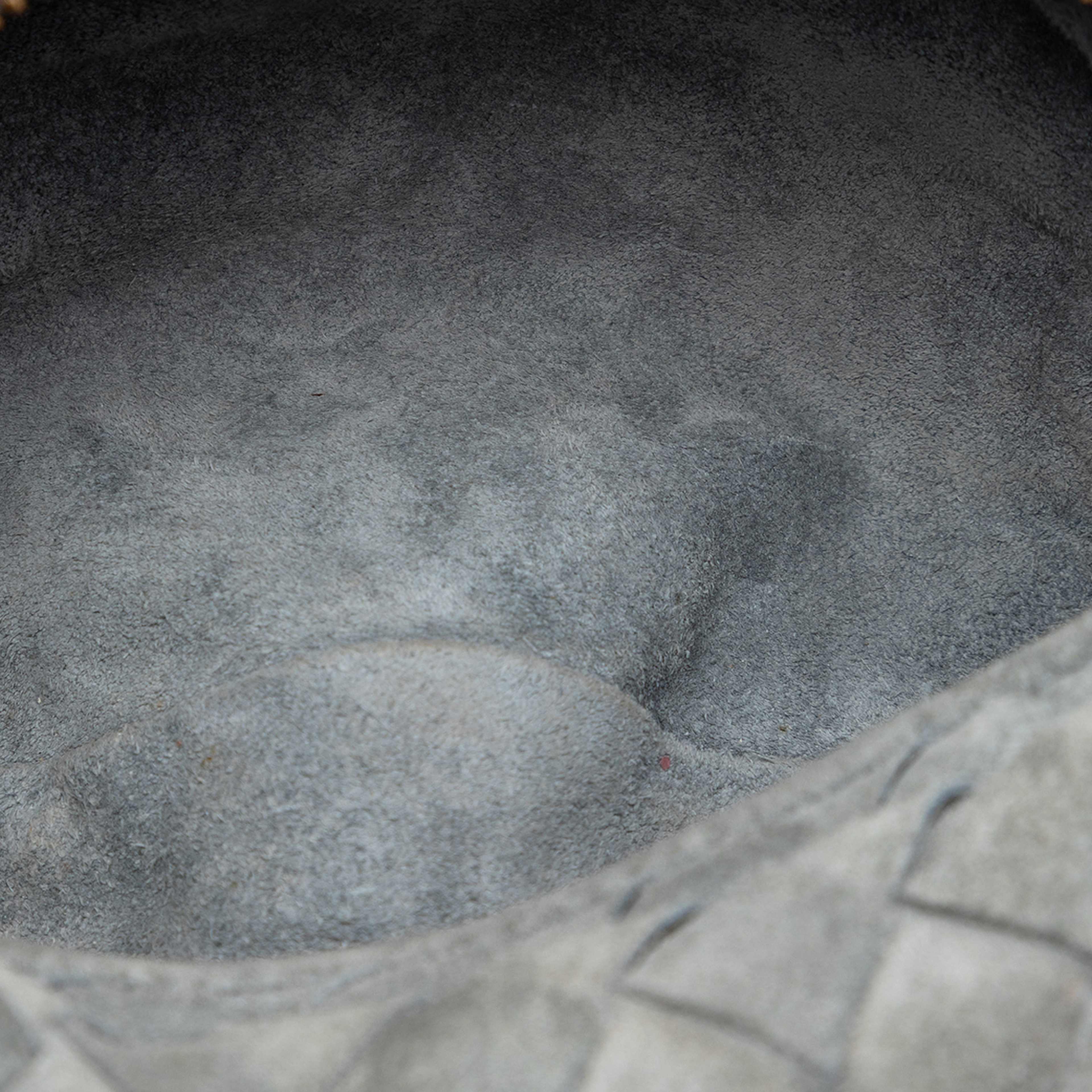 Bottega Veneta Mini Suede Intrecciato Jodie, från Luxclusif, i färgen gray. Klicka för att öppna bilden i stort format