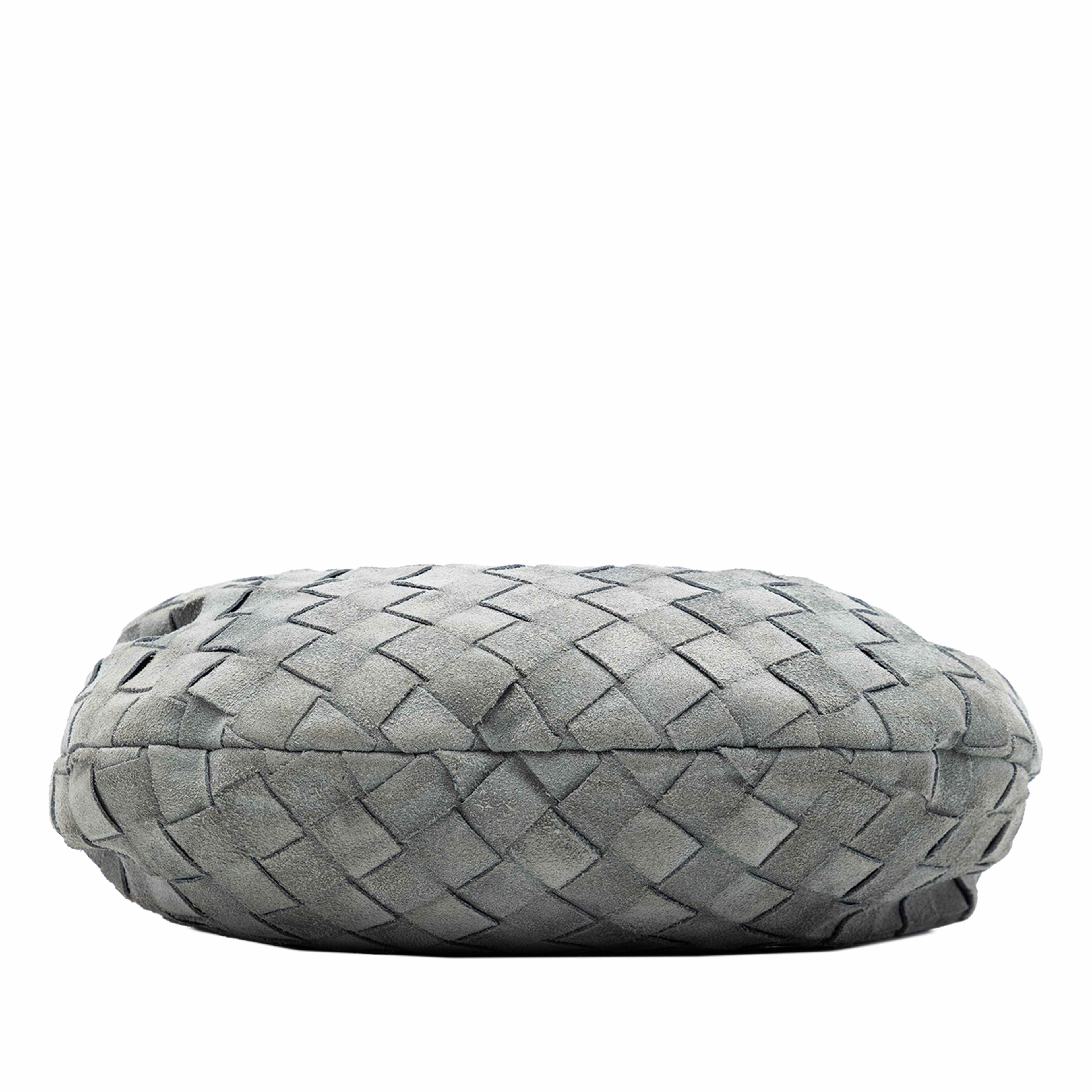 Bottega Veneta Mini Suede Intrecciato Jodie, från Luxclusif, i färgen grå. Klicka för att öppna bilden i stort format
