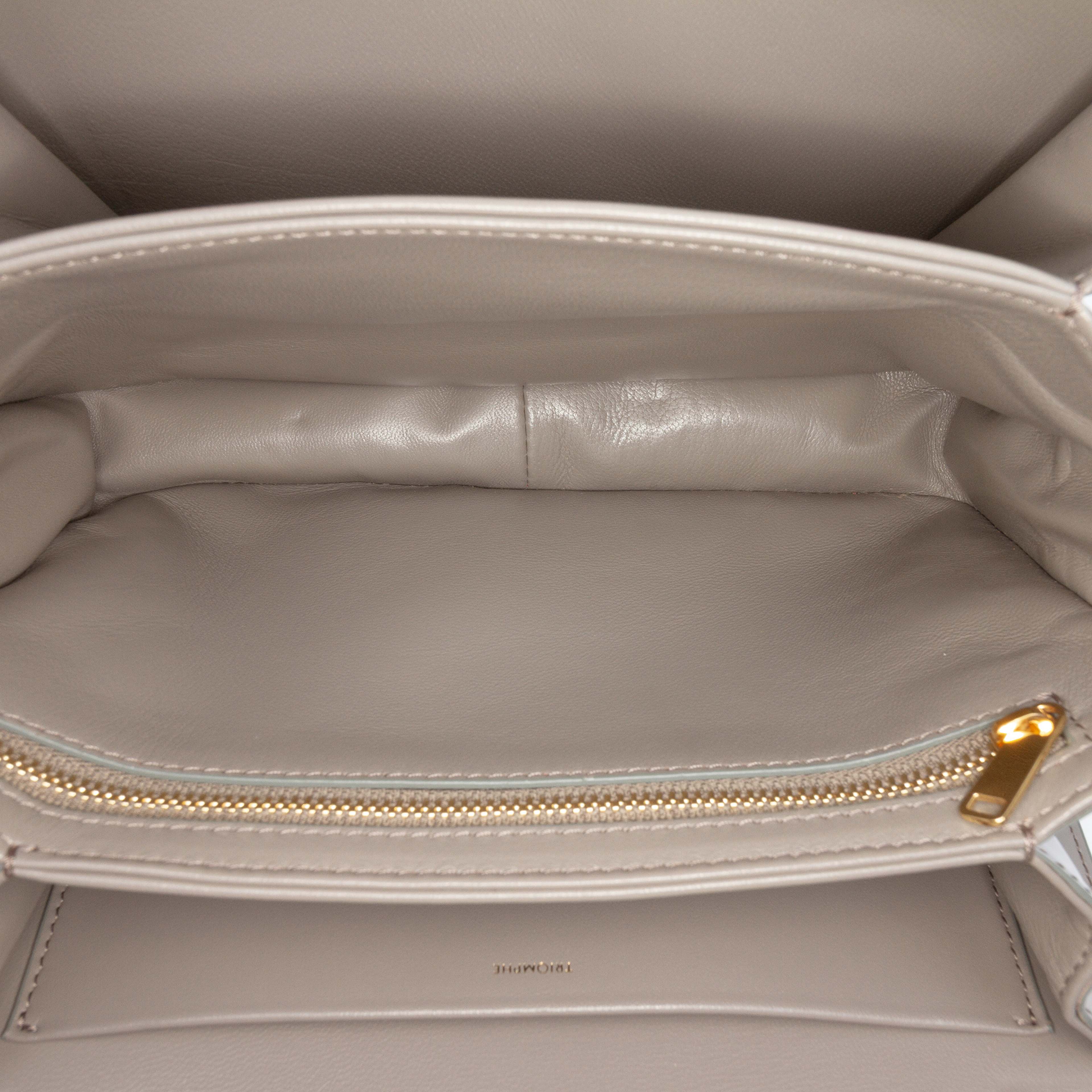 Celine Classique Shiny Calfskin Triomphe Crossbody, från Luxclusif, i färgen taupe. Klicka för att öppna bilden i stort format