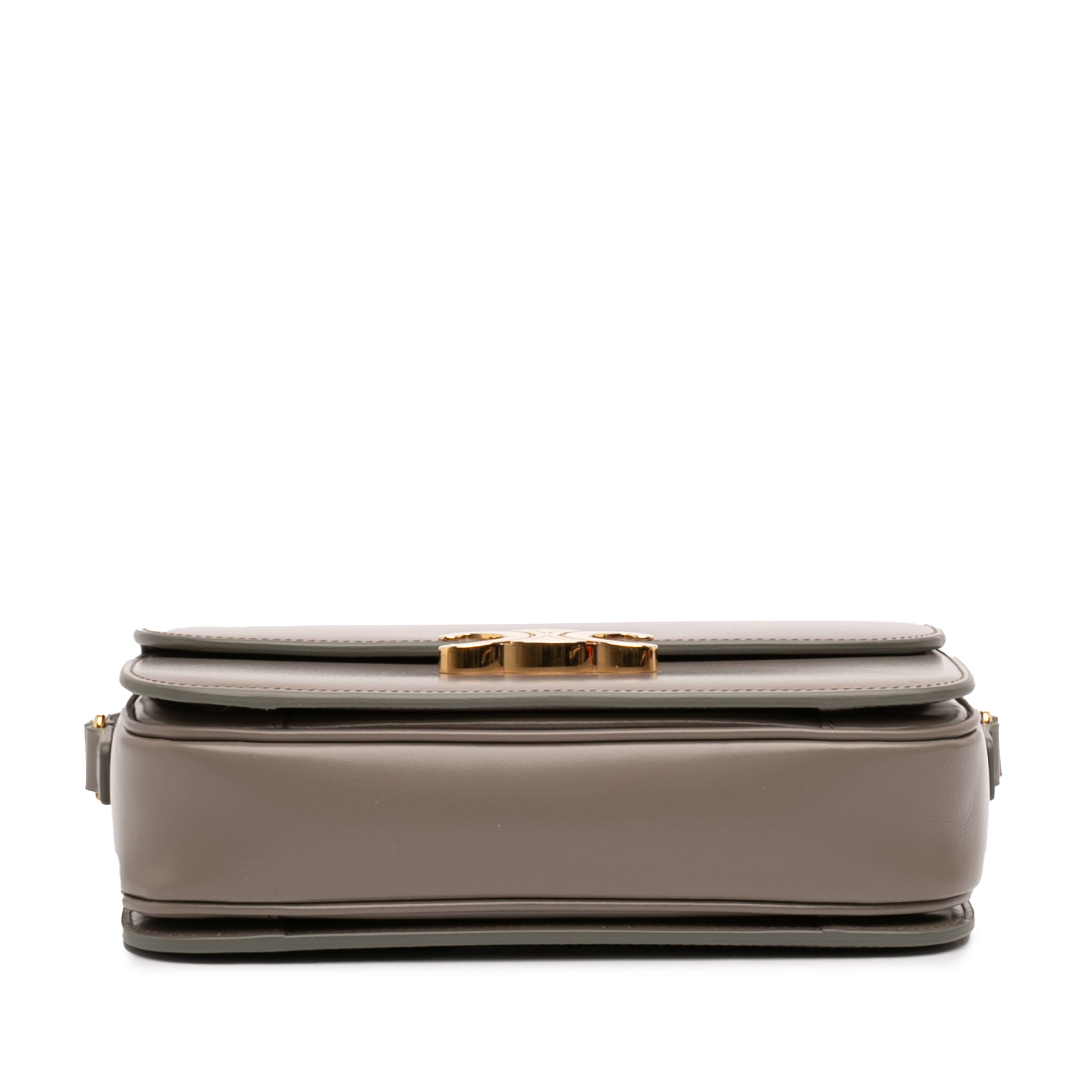 Celine Classique Shiny Calfskin Triomphe Crossbody, från Luxclusif, i färgen taupe. Klicka för att öppna bilden i stort format