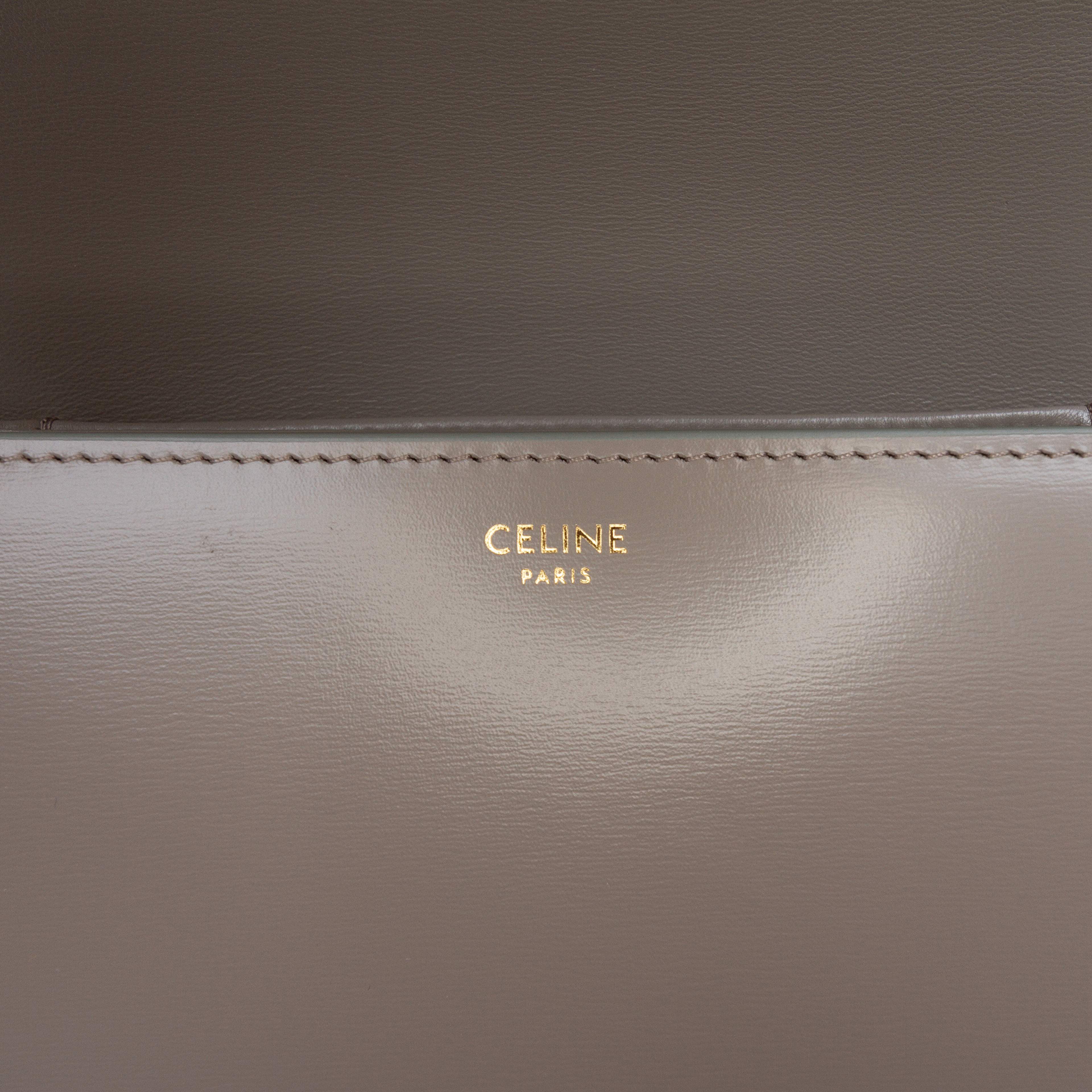 Celine Classique Shiny Calfskin Triomphe Crossbody, från Luxclusif, i färgen taupe. Klicka för att öppna bilden i stort format