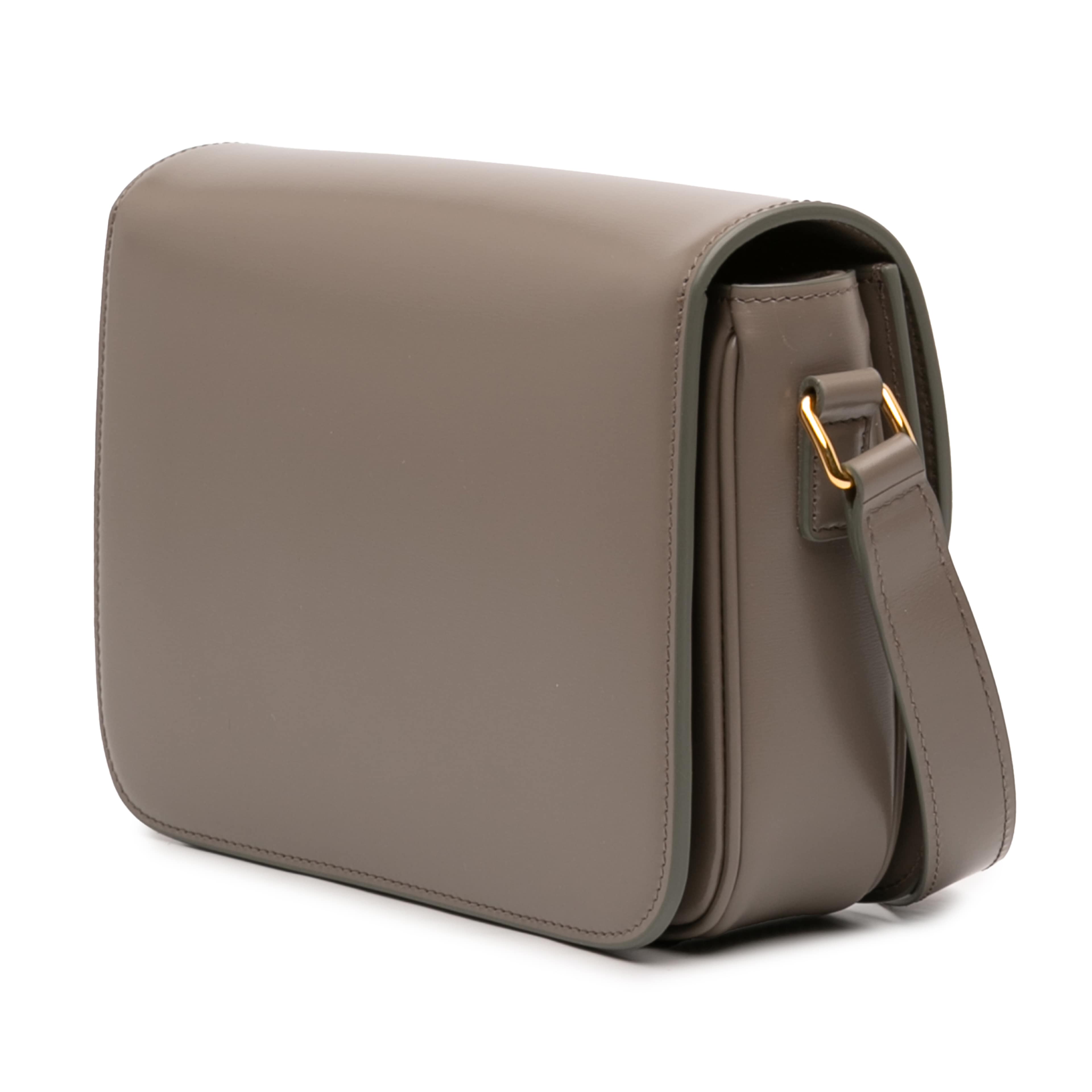 Celine Classique Shiny Calfskin Triomphe Crossbody, från Luxclusif, i färgen taupe. Klicka för att öppna bilden i stort format
