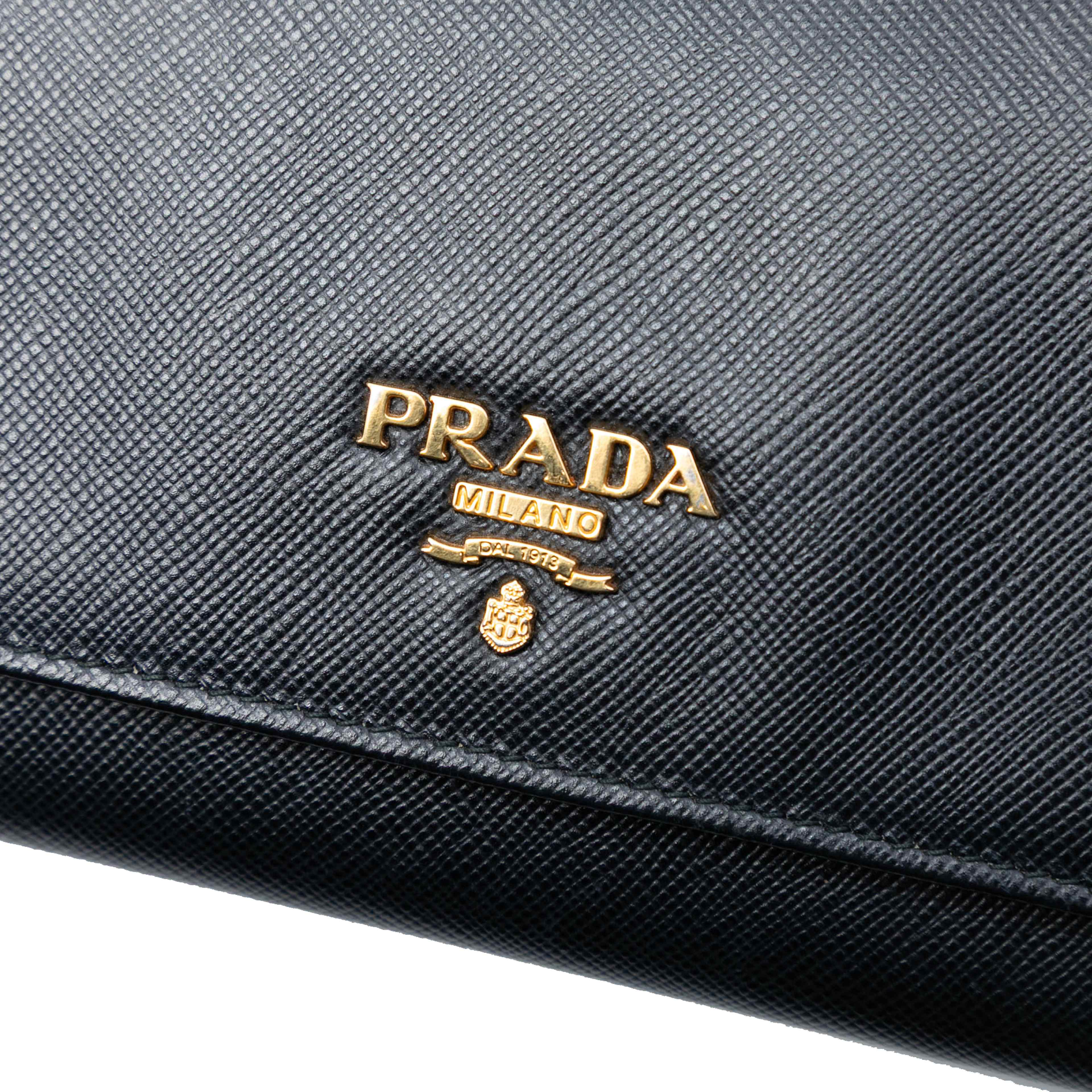 Prada Saffiano Lux Wallet On Chain, från Luxclusif, i färgen black. Klicka för att öppna bilden i stort format