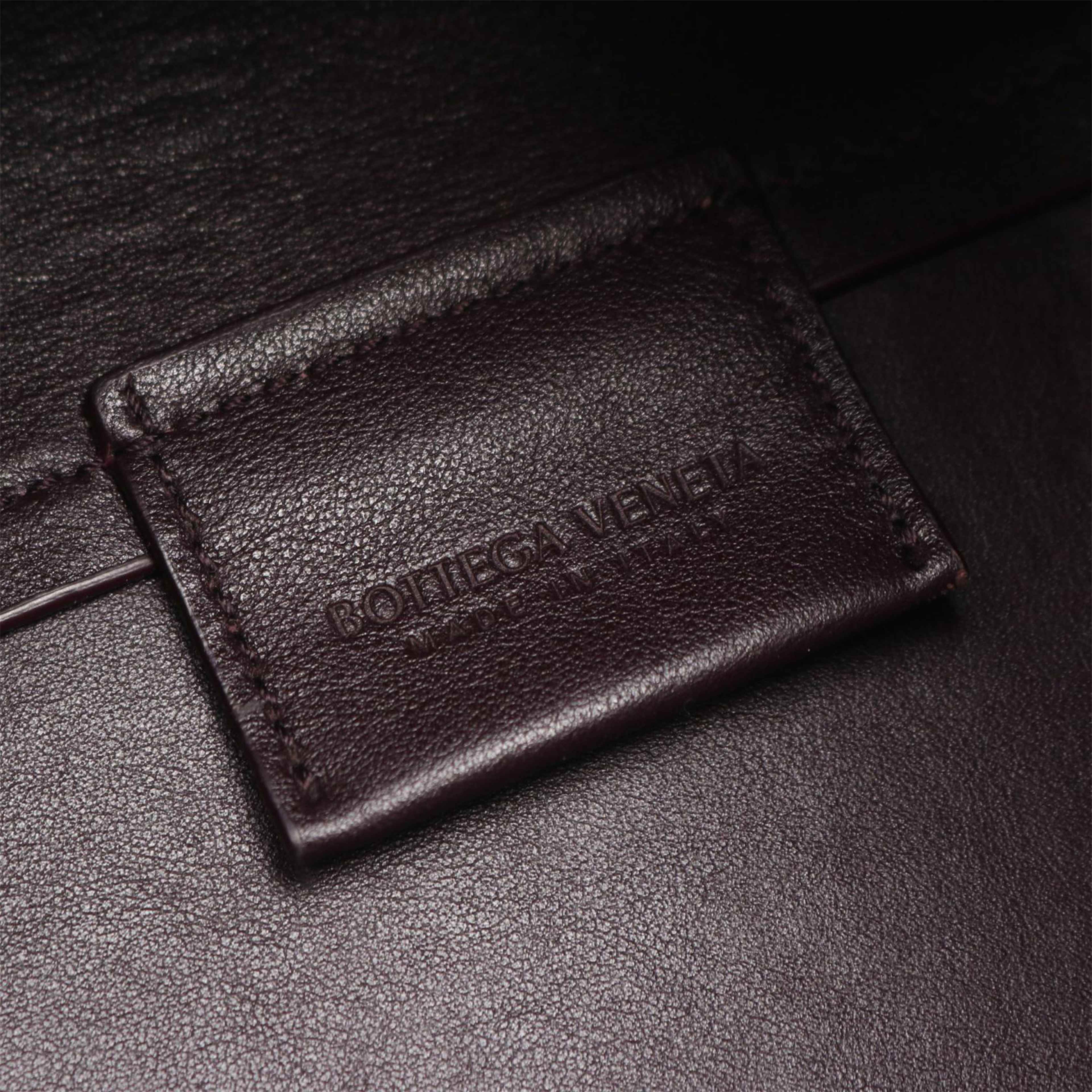 Bottega Veneta Medium Leather Point Satchel, från Luxclusif, i färgen purpur. Klicka för att öppna bilden i stort format