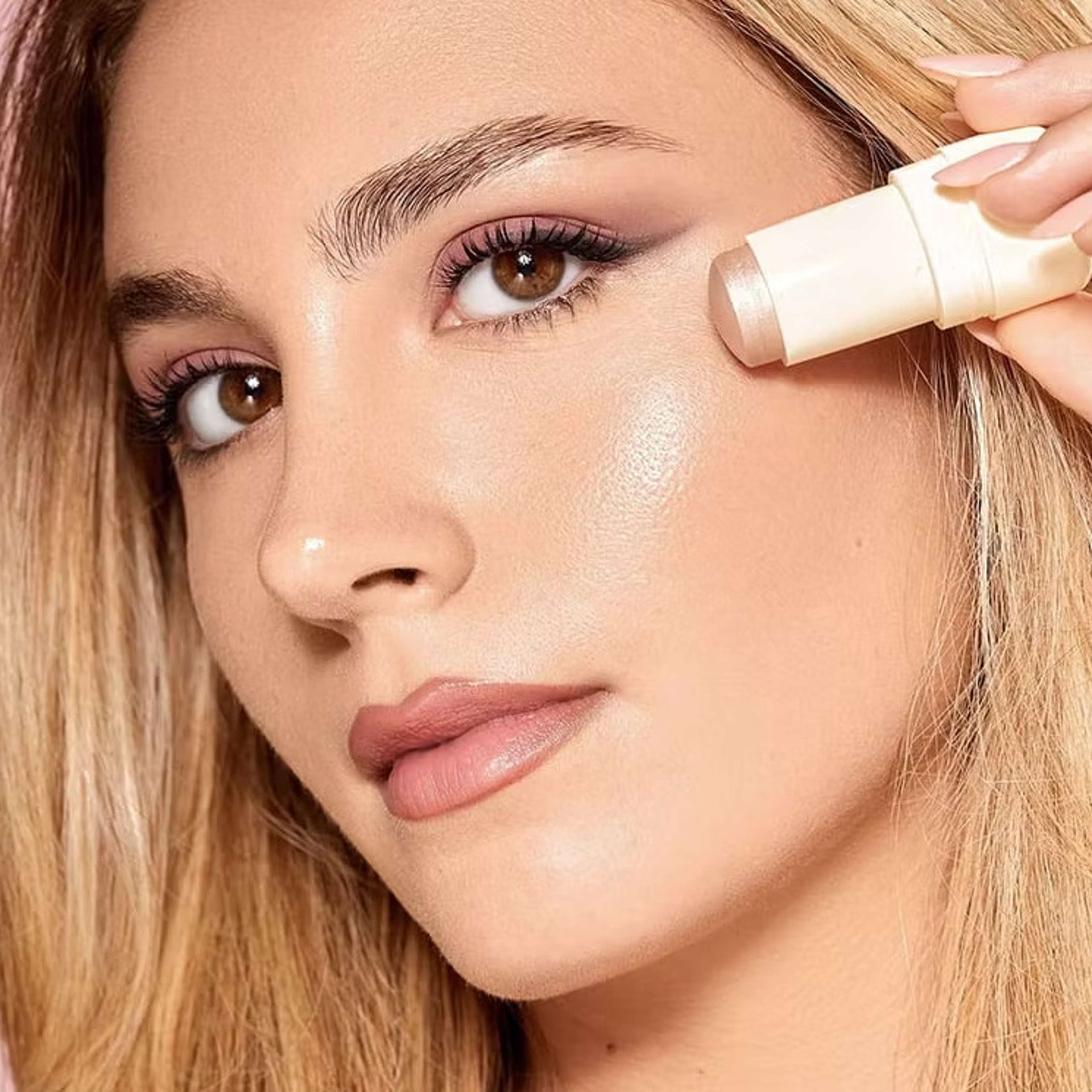 Twist & Go Creamy Highlighter, från PuroBio, i färgen 01 prosecco. Klicka för att öppna bilden i stort format