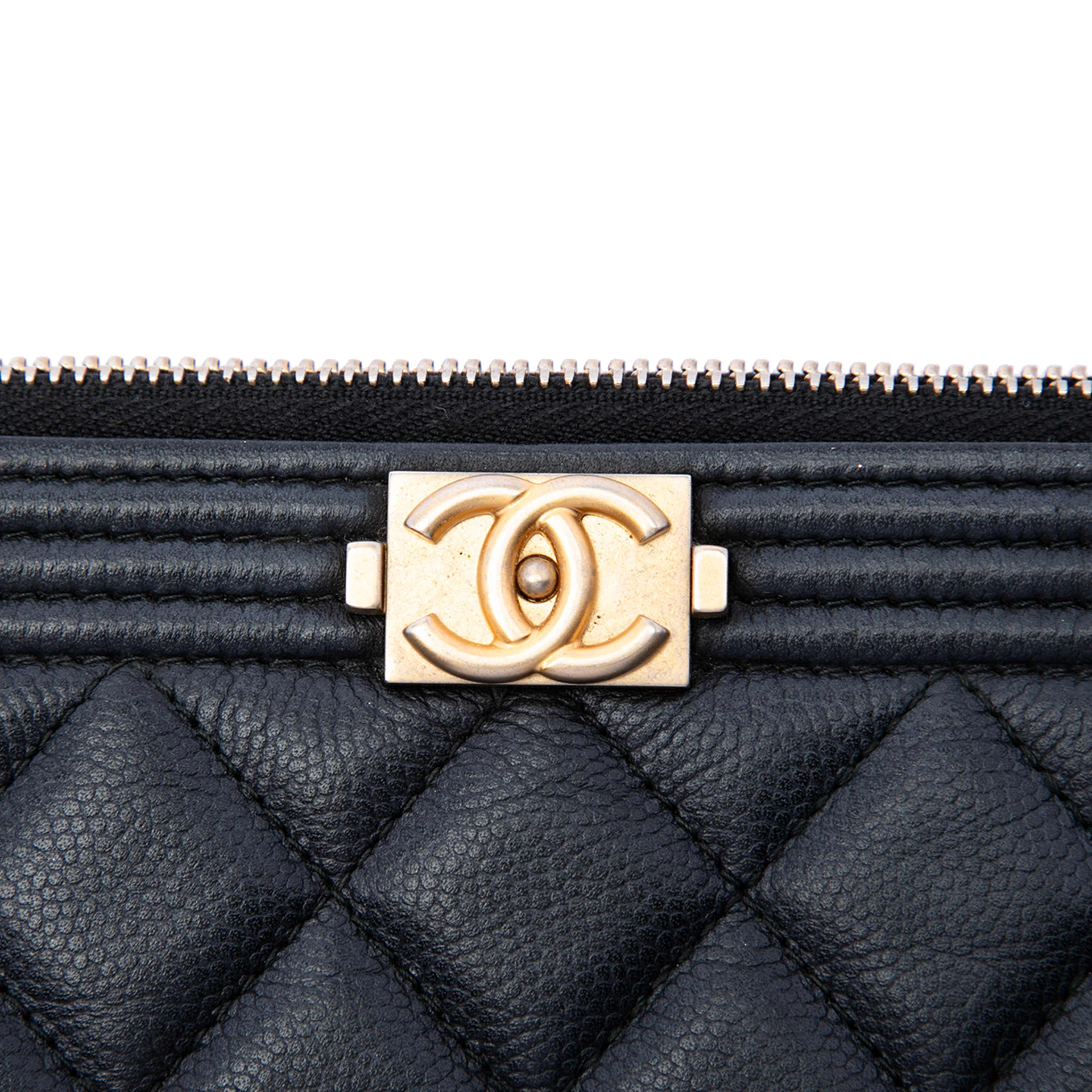 Chanel Large Quilted Caviar Boy O Case Clutch, från Luxclusif, i färgen svart. Klicka för att öppna bilden i stort format