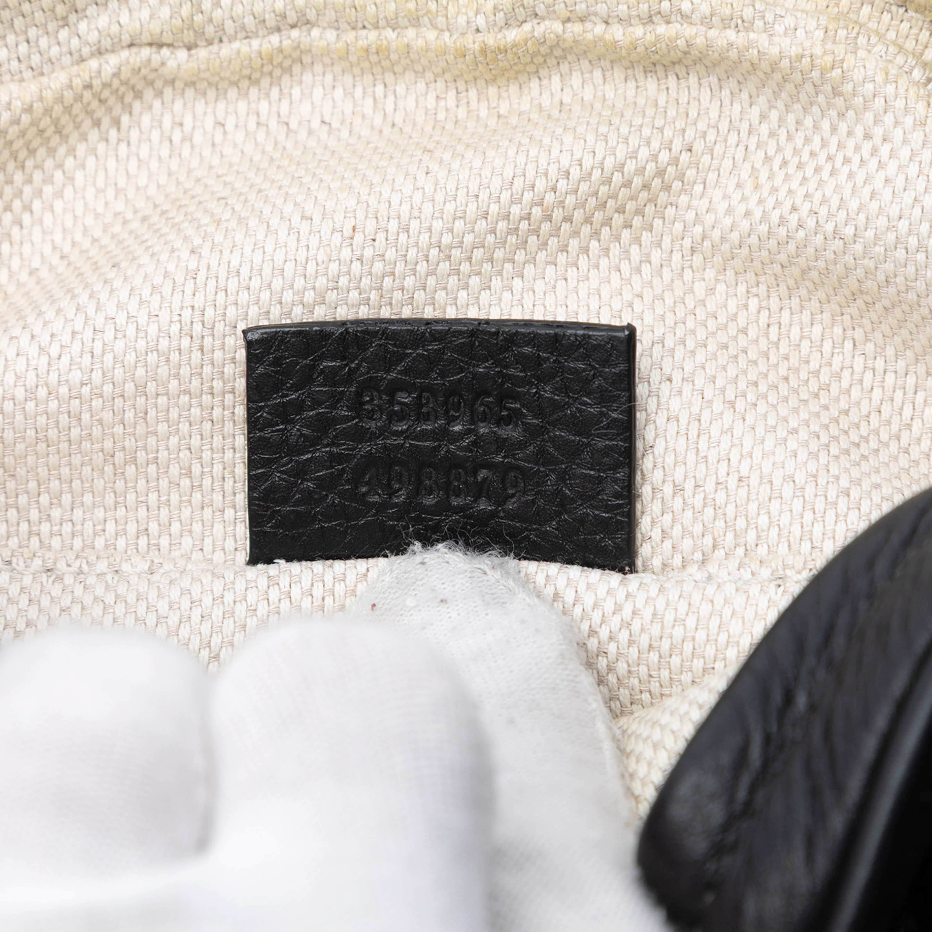 Gucci Mini Pebbled Calfskin Soho Chain Crossbody, från Luxclusif, i färgen black. Klicka för att öppna bilden i stort format