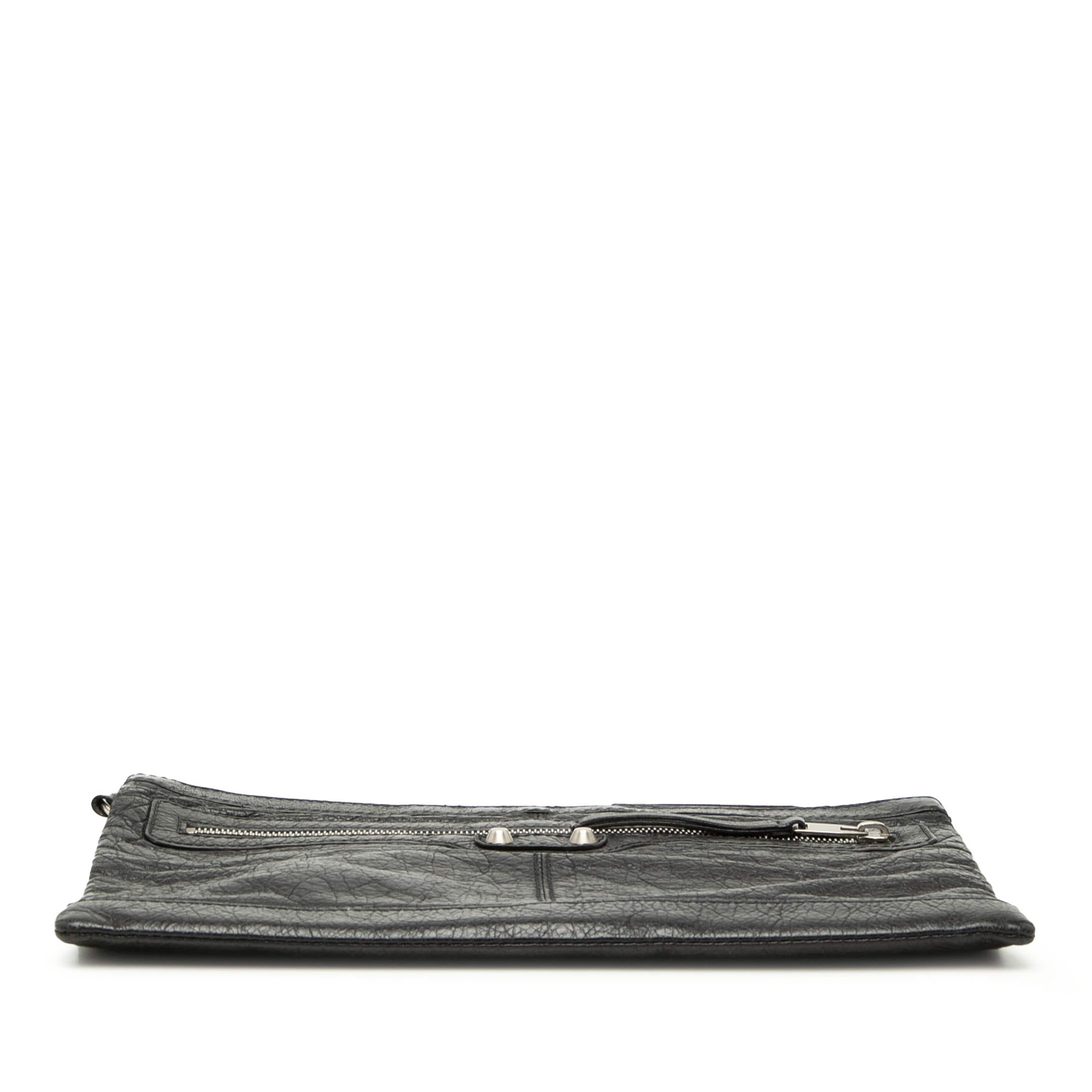 Balenciaga Lambskin Motocross Classic Clip Clutch M, från Luxclusif, i färgen svart. Klicka för att öppna bilden i stort format