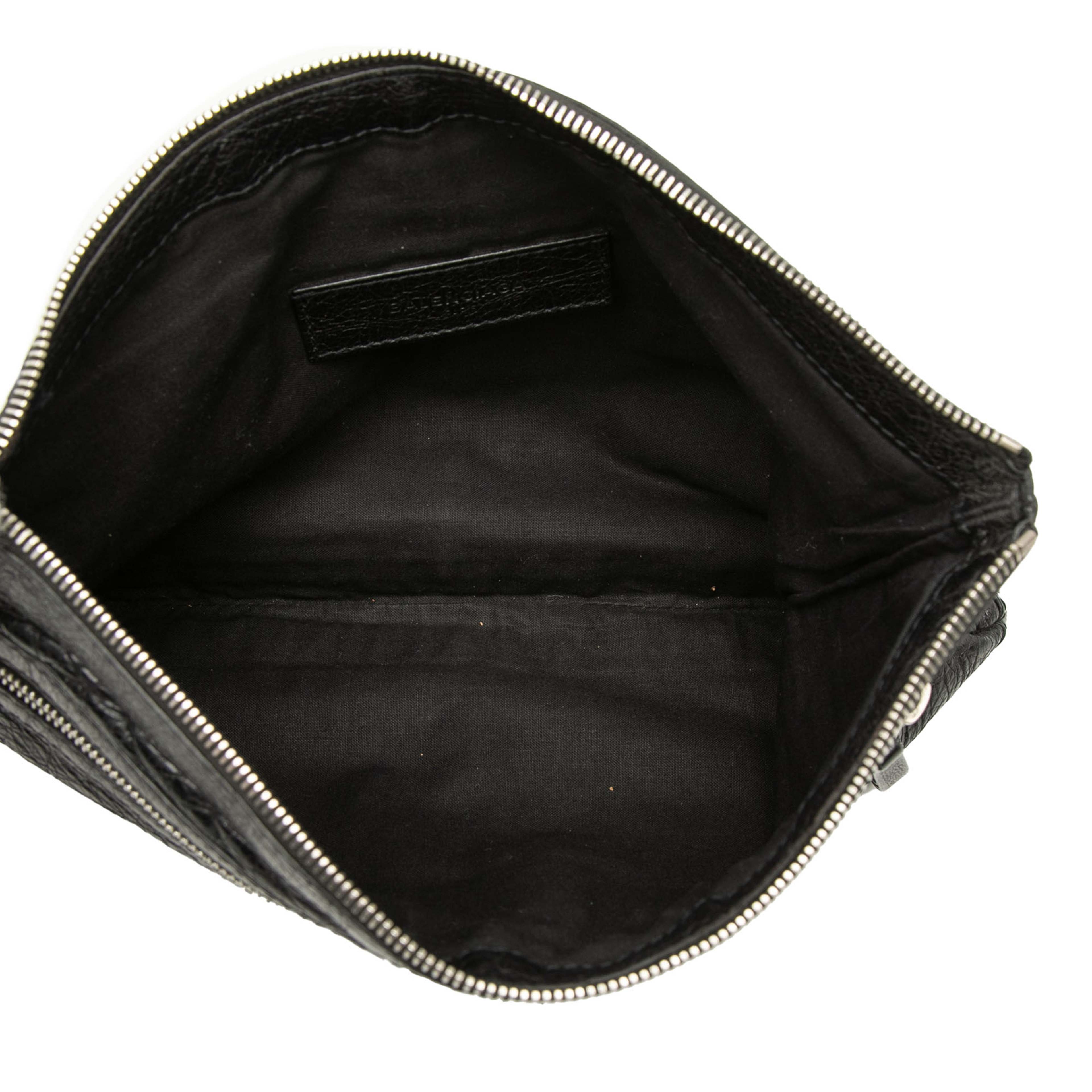Balenciaga Lambskin Motocross Classic Clip Clutch M, från Luxclusif, i färgen svart. Klicka för att öppna bilden i stort format