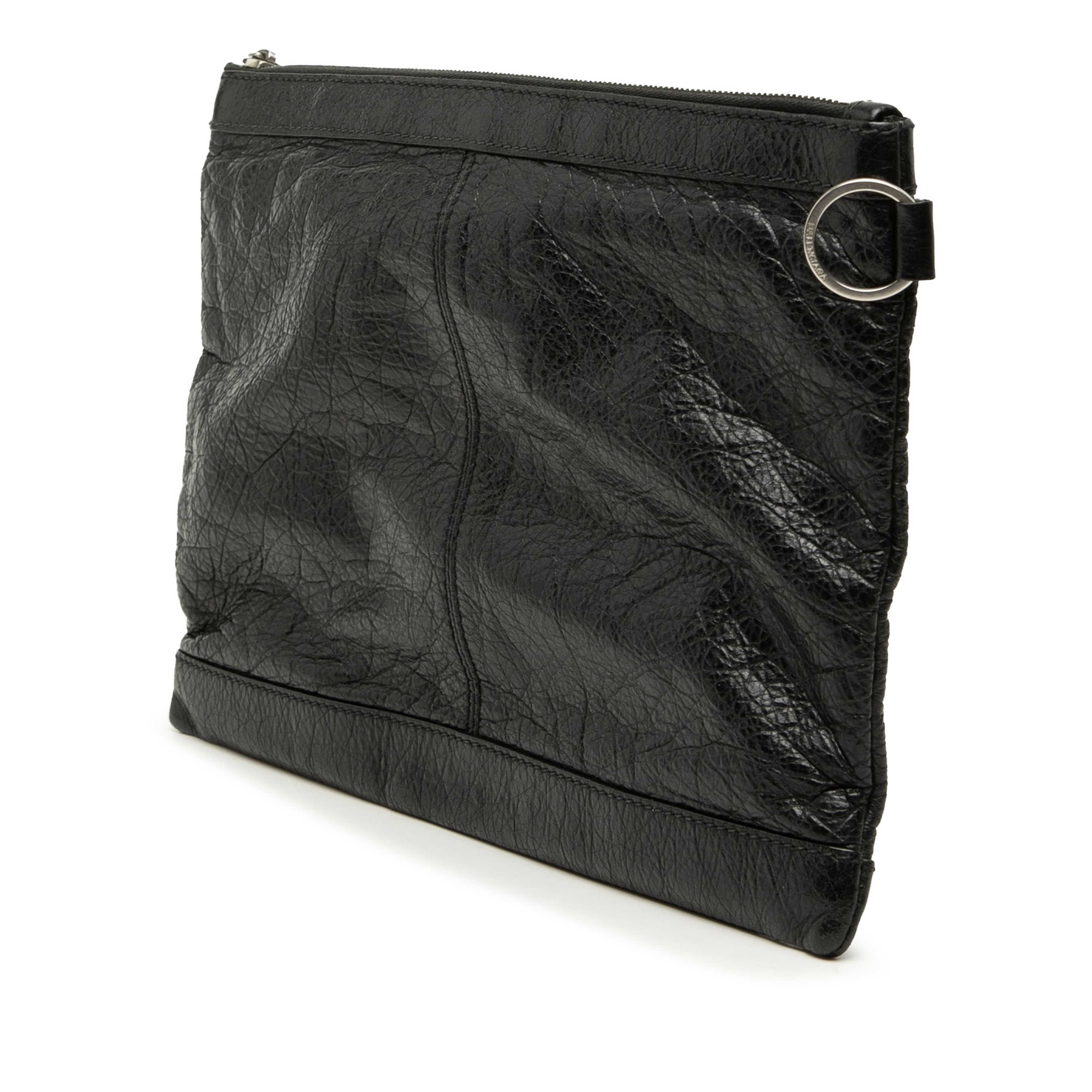 Balenciaga Lambskin Motocross Classic Clip Clutch M, från Luxclusif, i färgen svart. Klicka för att öppna bilden i stort format