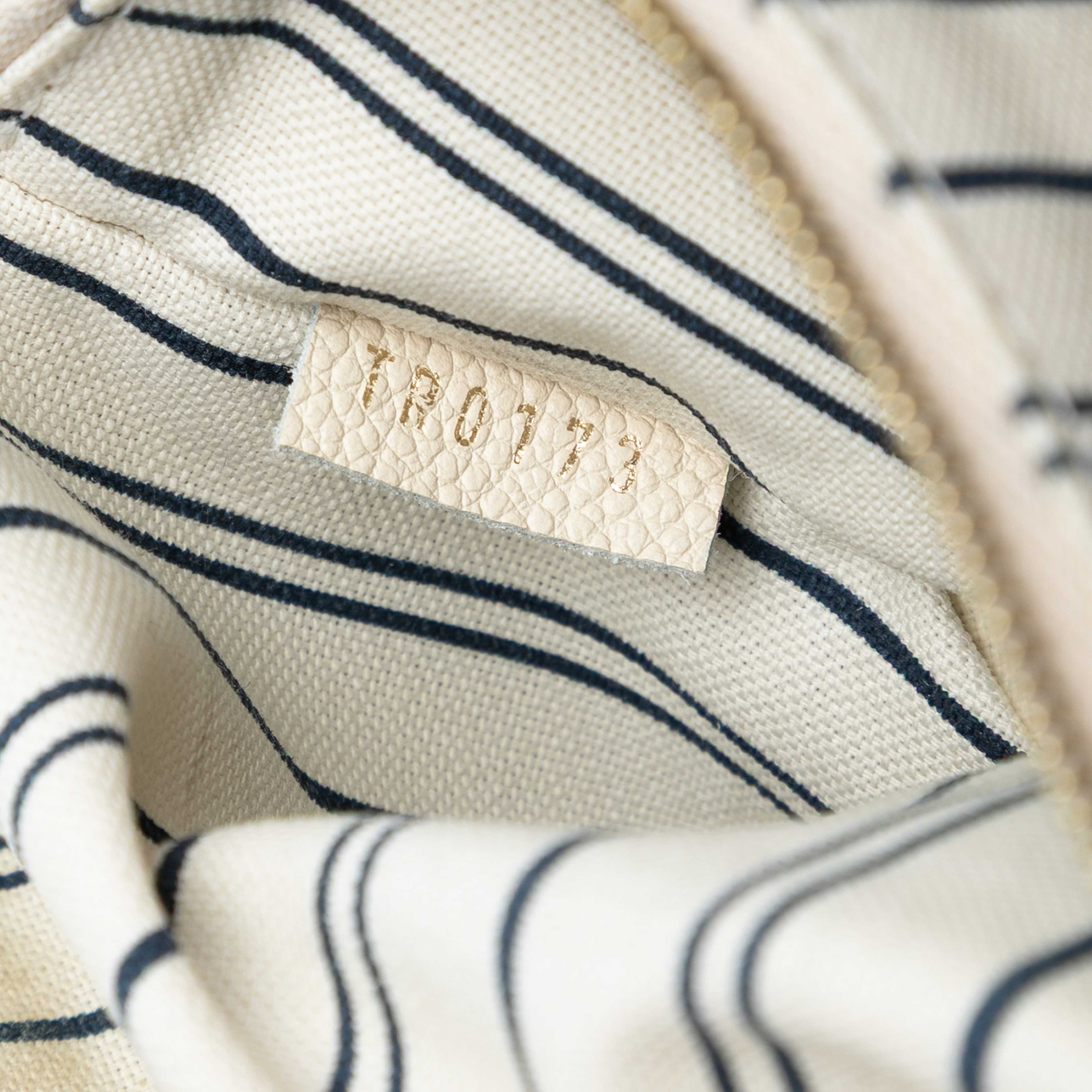 Louis Vuitton Monogram Empreinte Lumineuse Pm, från Luxclusif, i färgen beige. Klicka för att öppna bilden i stort format
