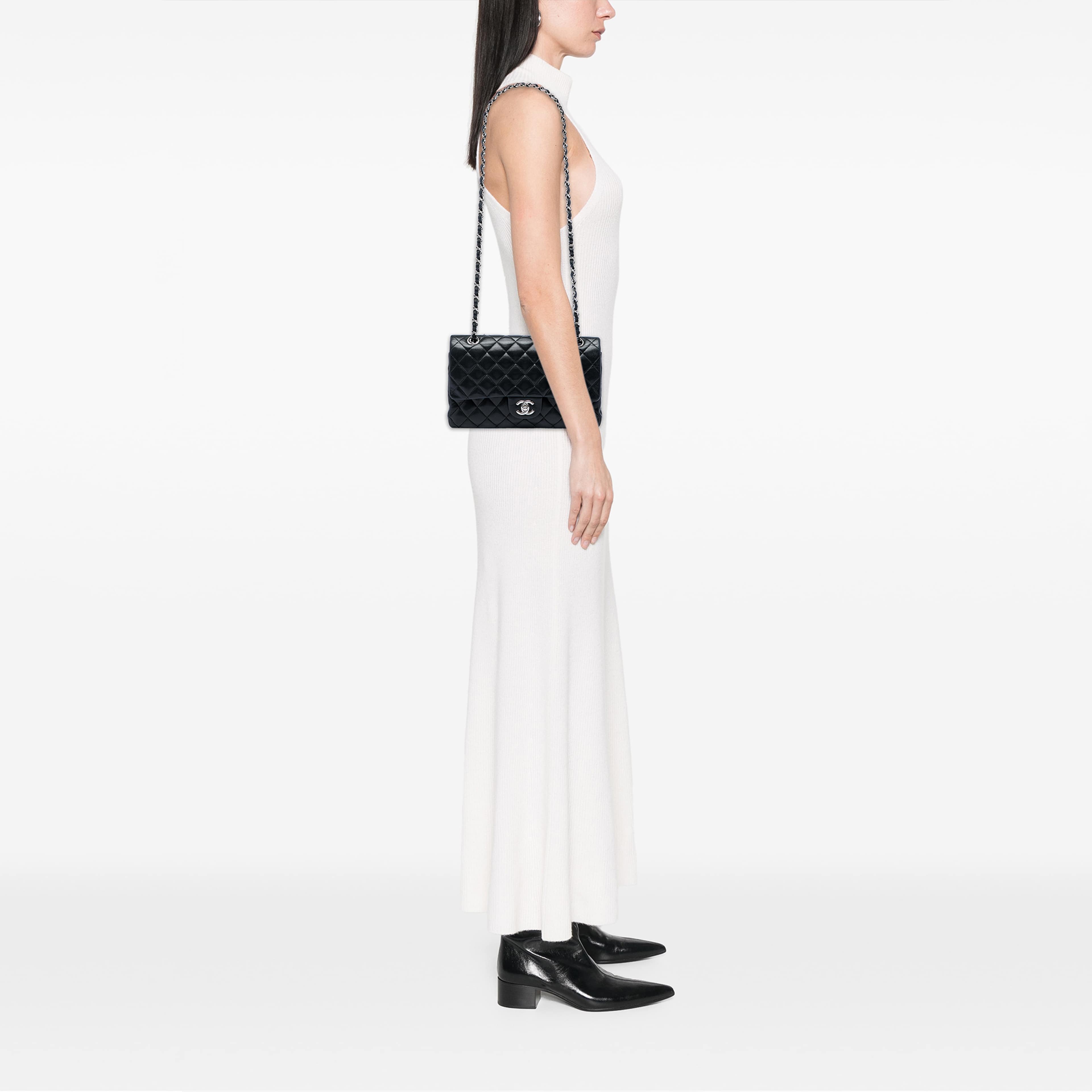 Chanel Medium Classic Lambskin Double Flap, från Luxclusif, i färgen svart. Klicka för att öppna bilden i stort format