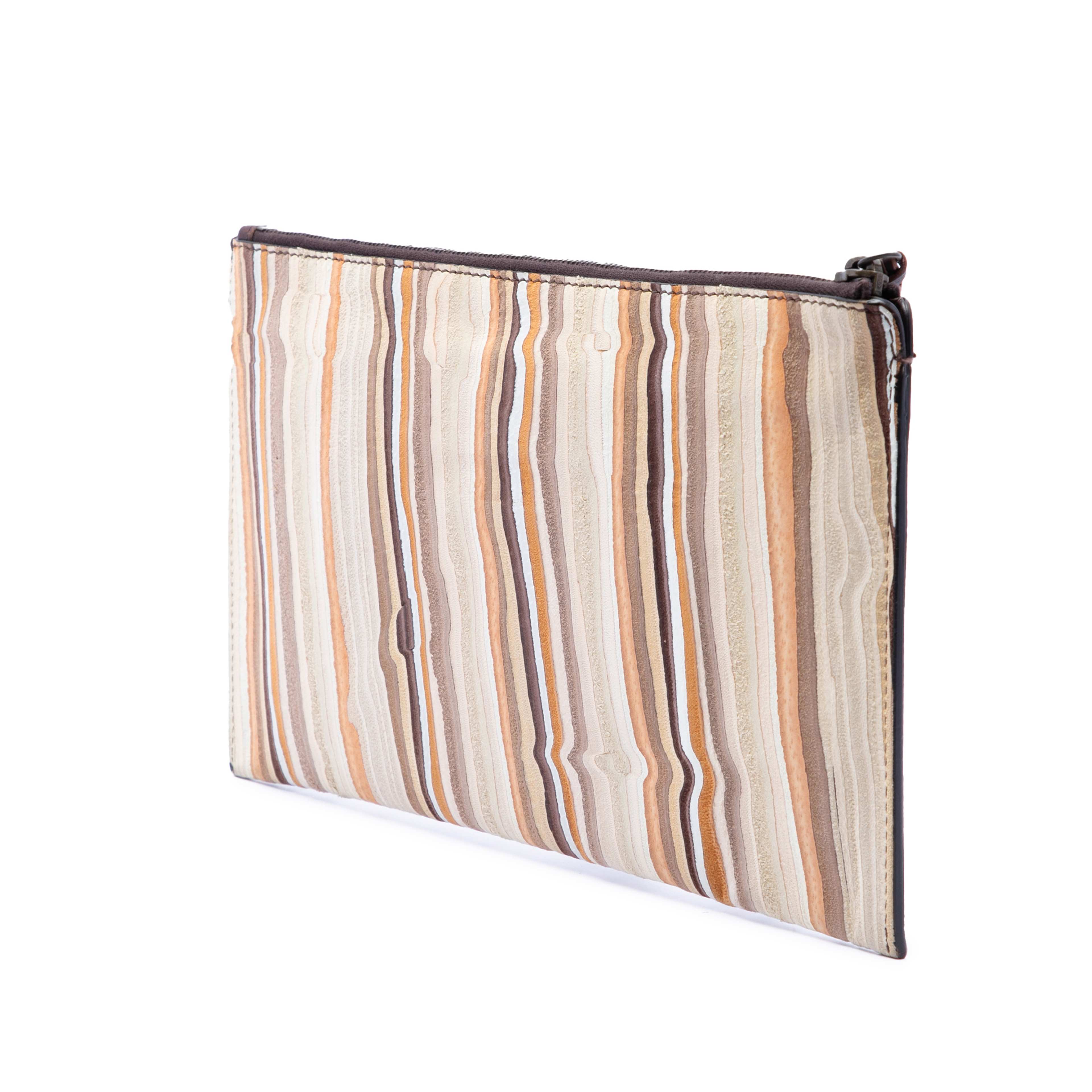 Balenciaga Suede Striped Papier Clutch, från Luxclusif, i färgen beige. Klicka för att öppna bilden i stort format