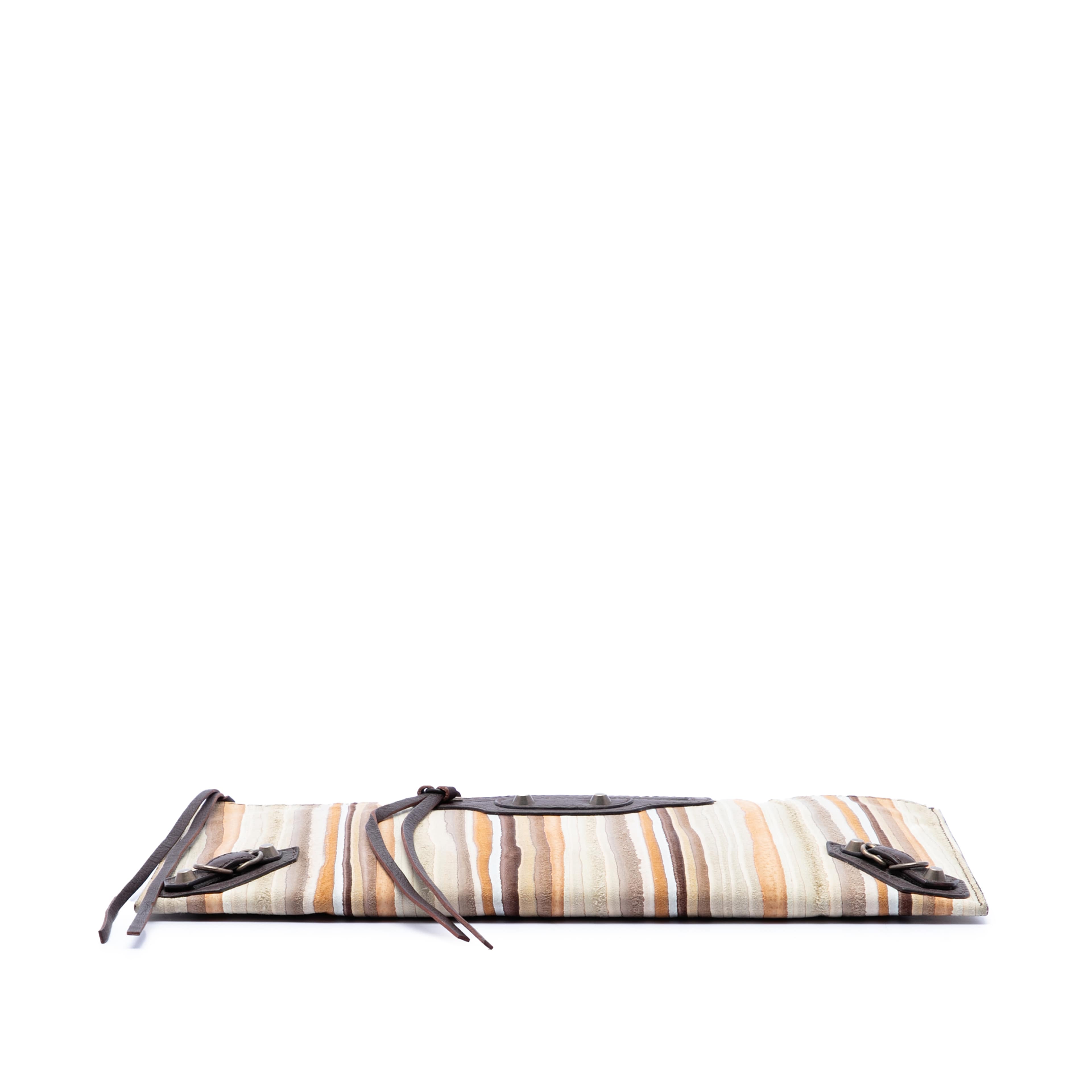 Balenciaga Suede Striped Papier Clutch, från Luxclusif, i färgen beige. Klicka för att öppna bilden i stort format