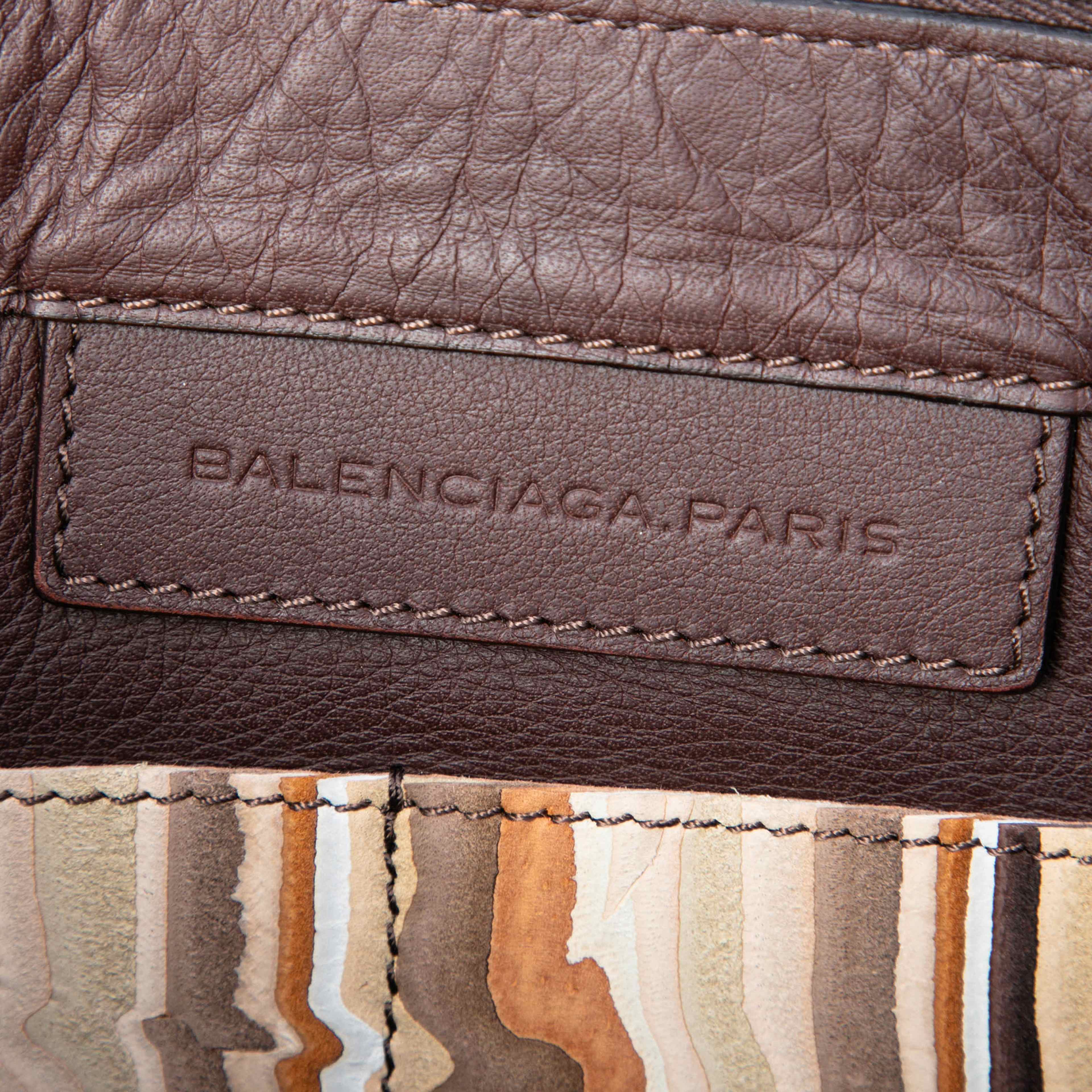 Balenciaga Suede Striped Papier Clutch, från Luxclusif, i färgen beige. Klicka för att öppna bilden i stort format