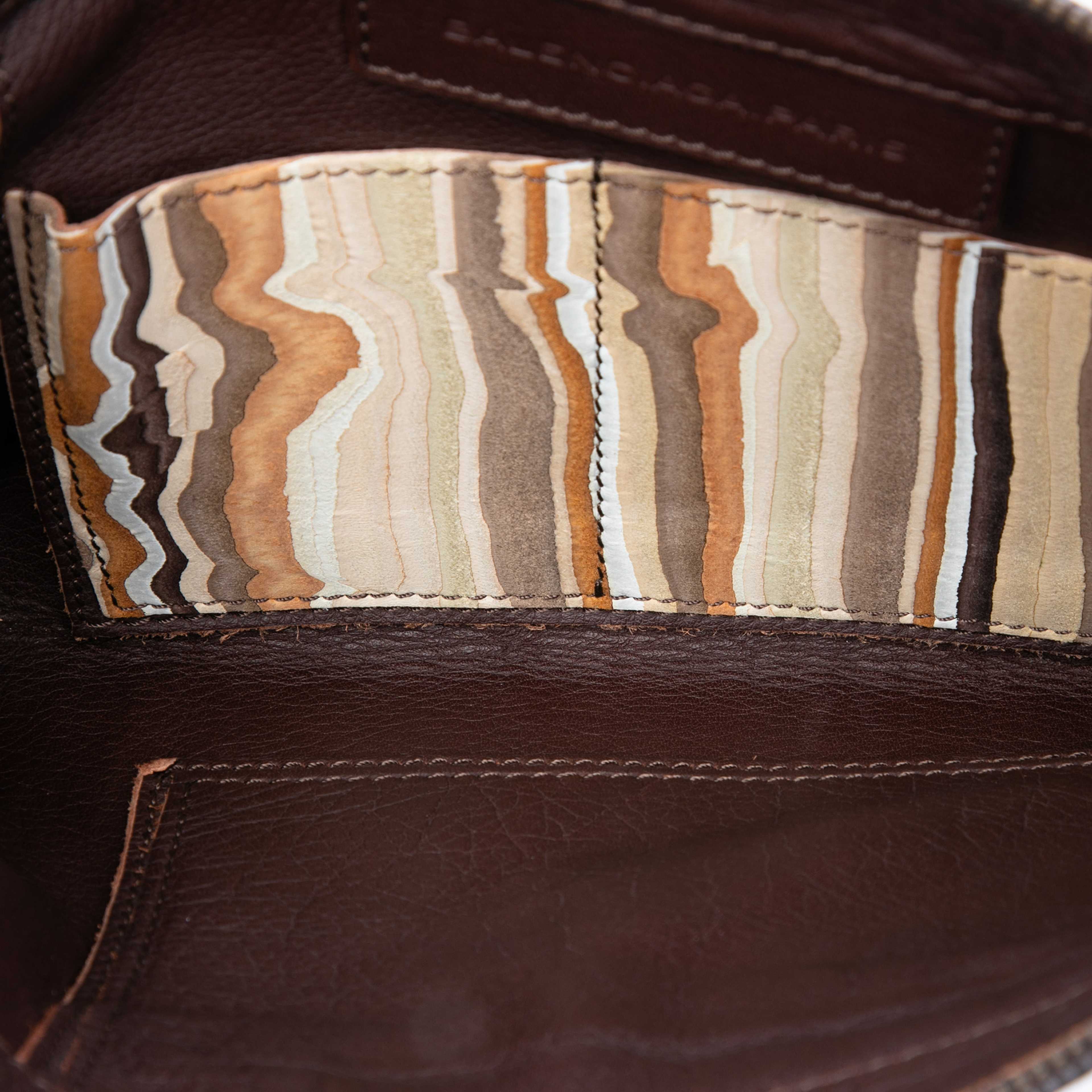 Balenciaga Suede Striped Papier Clutch, från Luxclusif, i färgen beige. Klicka för att öppna bilden i stort format