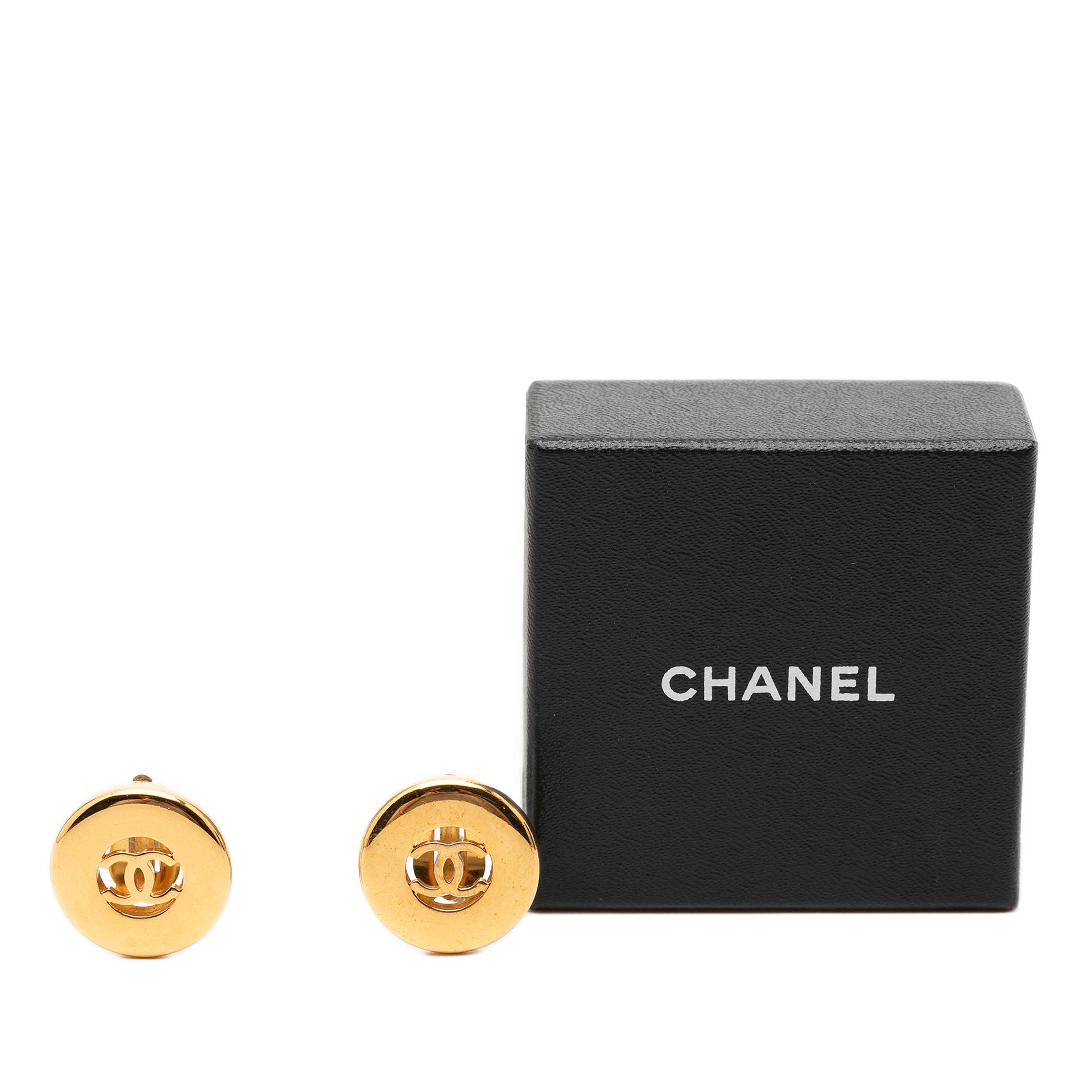 Chanel Cc Gold Plated Round Clip On Earrings, från Luxclusif, i färgen gold. Klicka för att öppna bilden i stort format