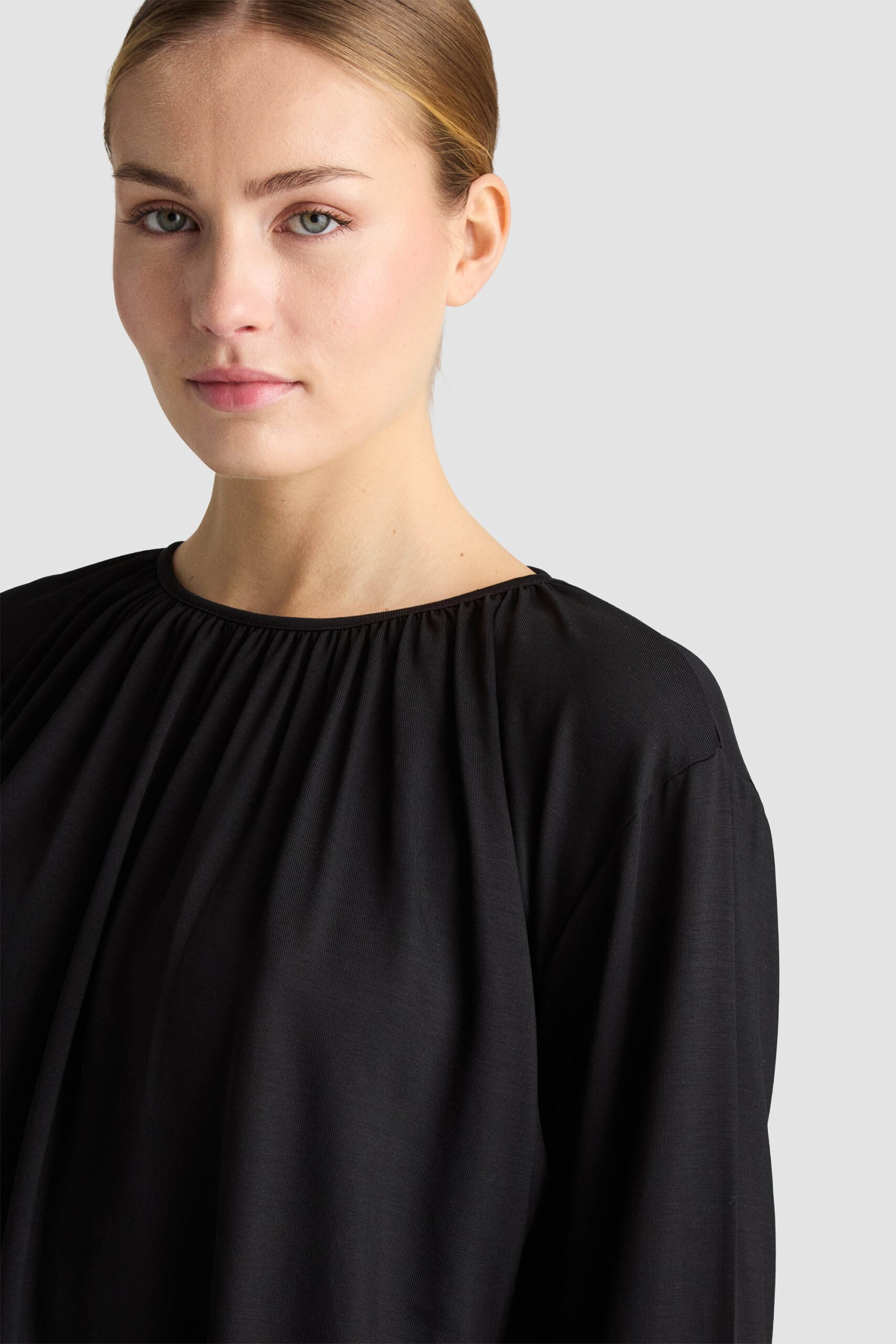 Ciri Top - Black, från Residus, i färgen black. Klicka för att öppna bilden i stort format