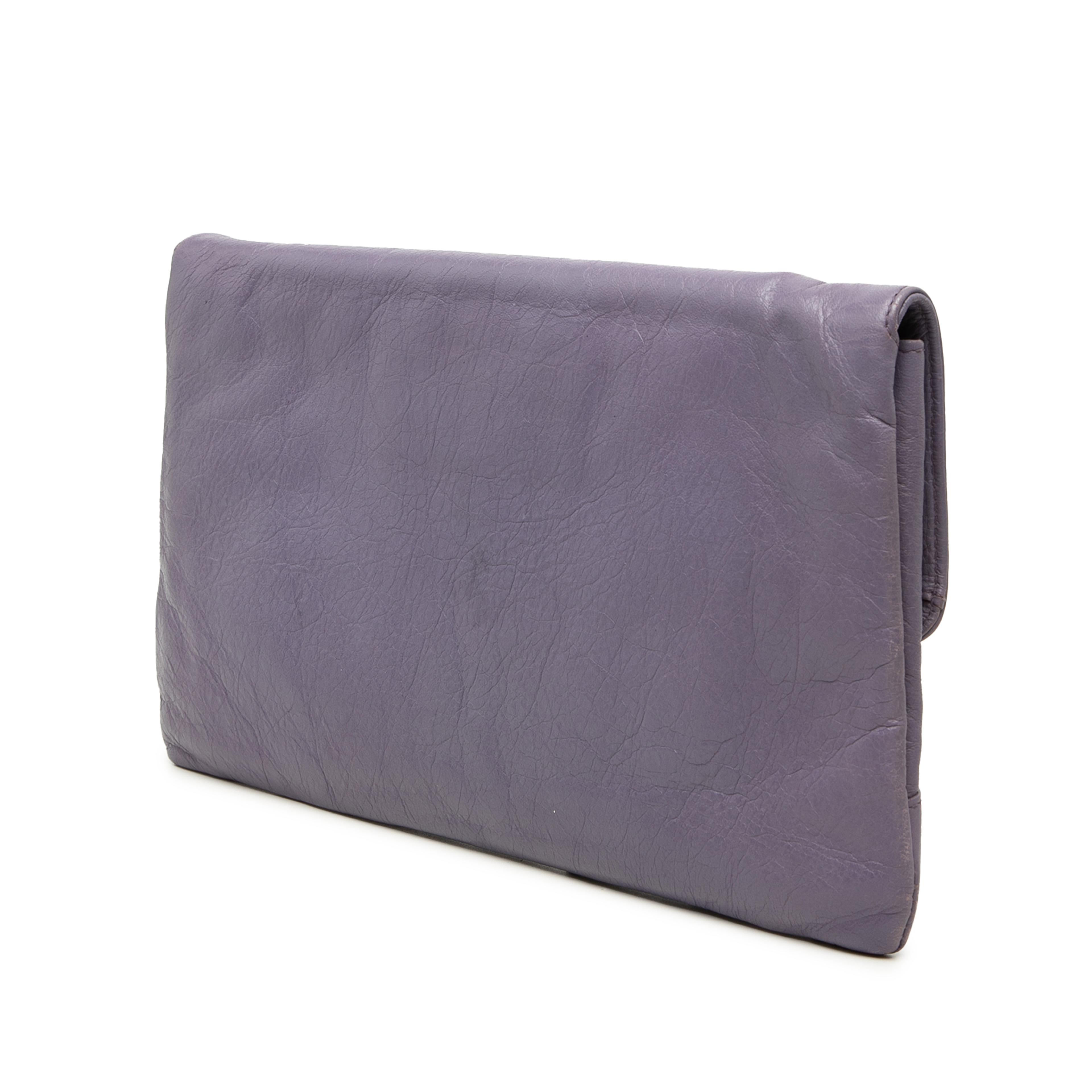 Balenciaga Lambskin Motocross Classic Envelope Clutch, från Luxclusif, i färgen purpur. Klicka för att öppna bilden i stort format