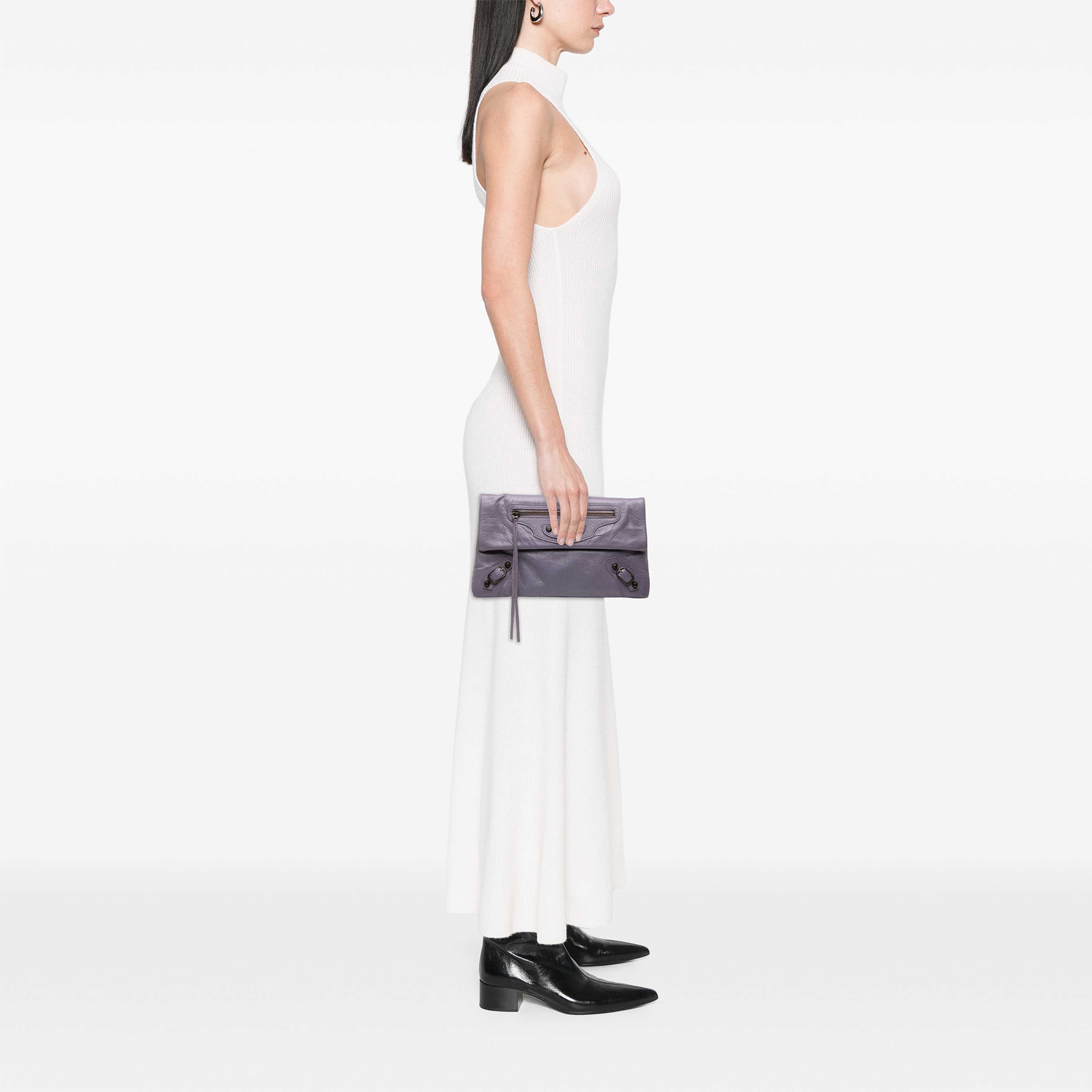 Balenciaga Lambskin Motocross Classic Envelope Clutch, från Luxclusif, i färgen purpur. Klicka för att öppna bilden i stort format