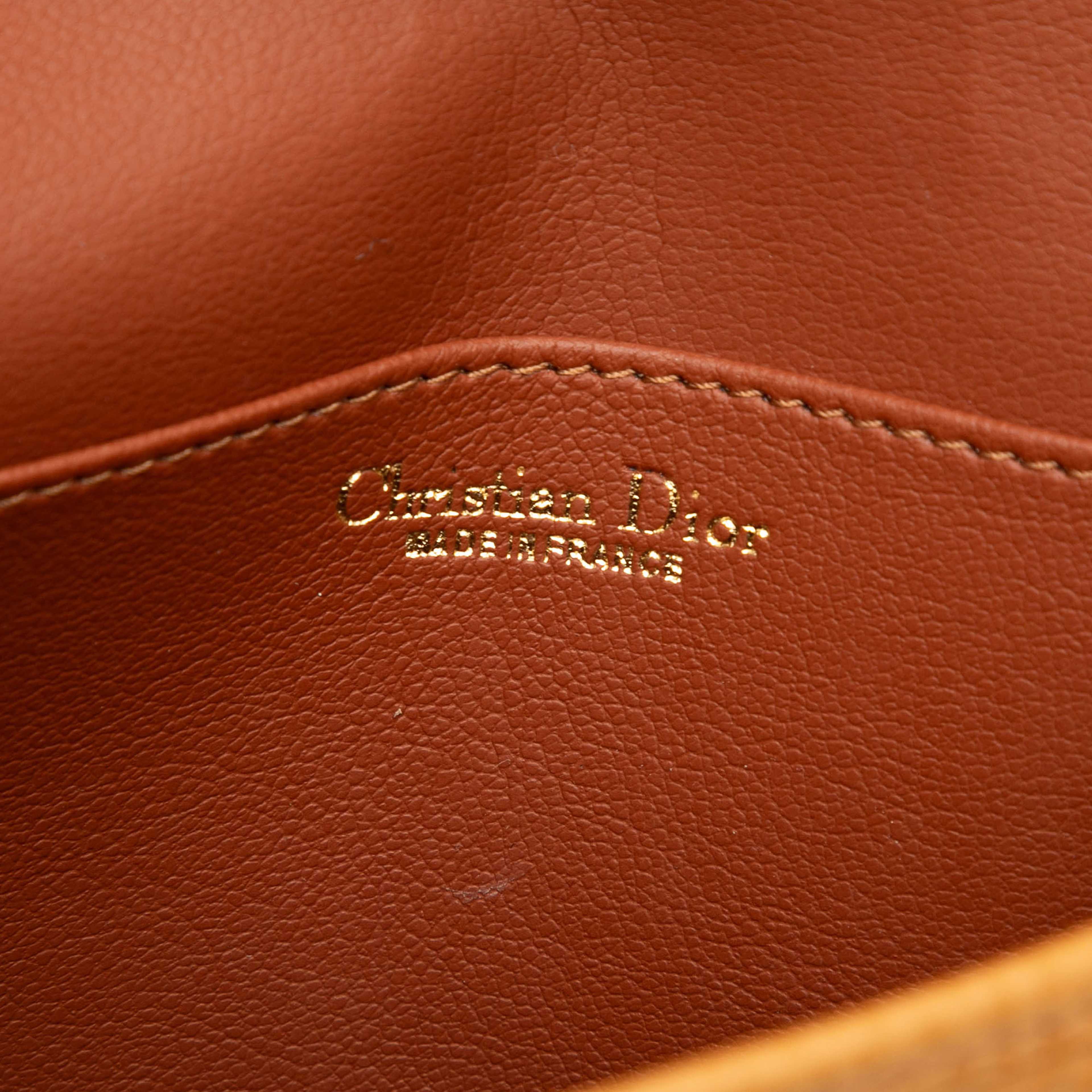 Dior Pebbled Leather Crossbody, från Luxclusif, i färgen caramel. Klicka för att öppna bilden i stort format