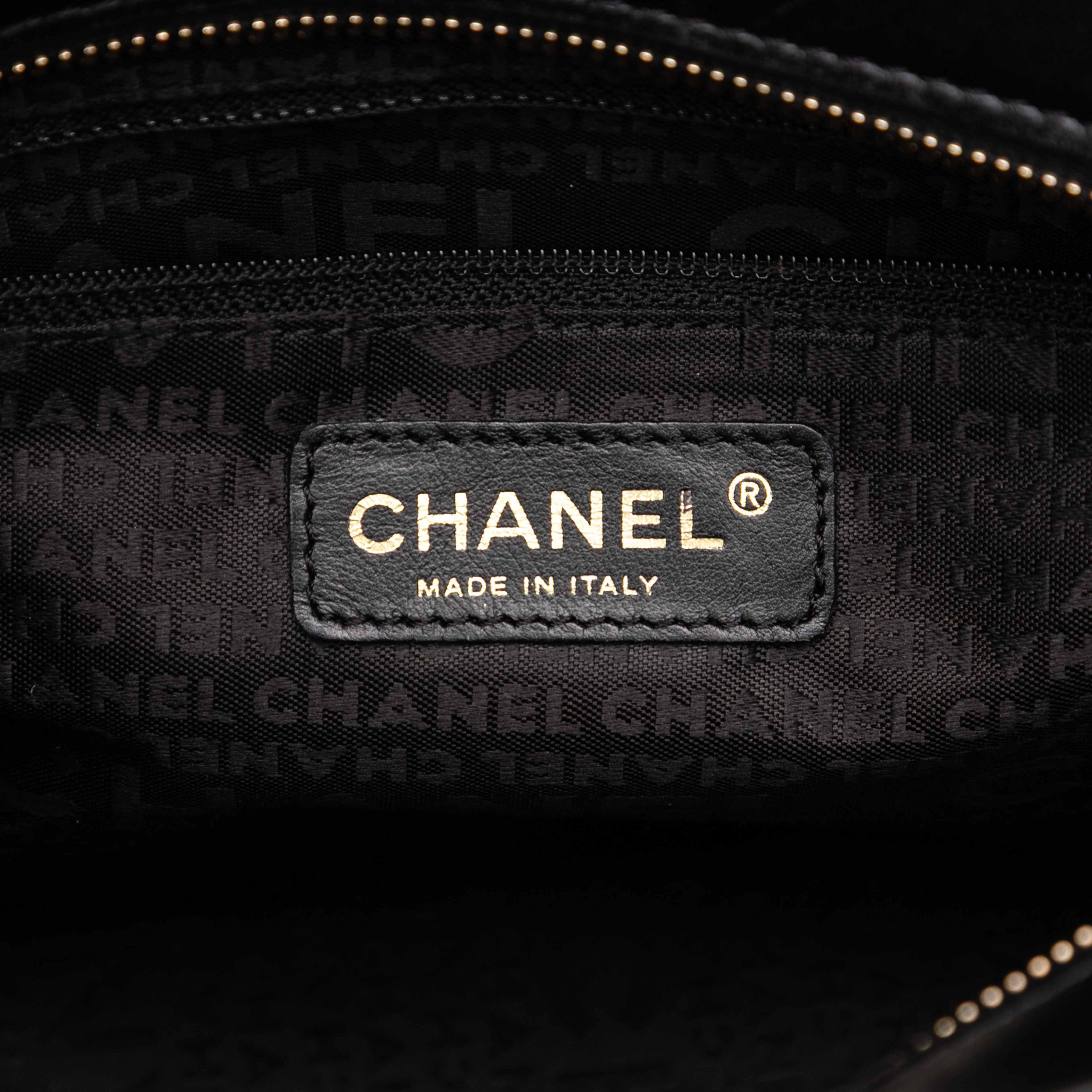 Chanel Chocolate Bar Lambskin Shoulder Bag, från Luxclusif, i färgen black. Klicka för att öppna bilden i stort format