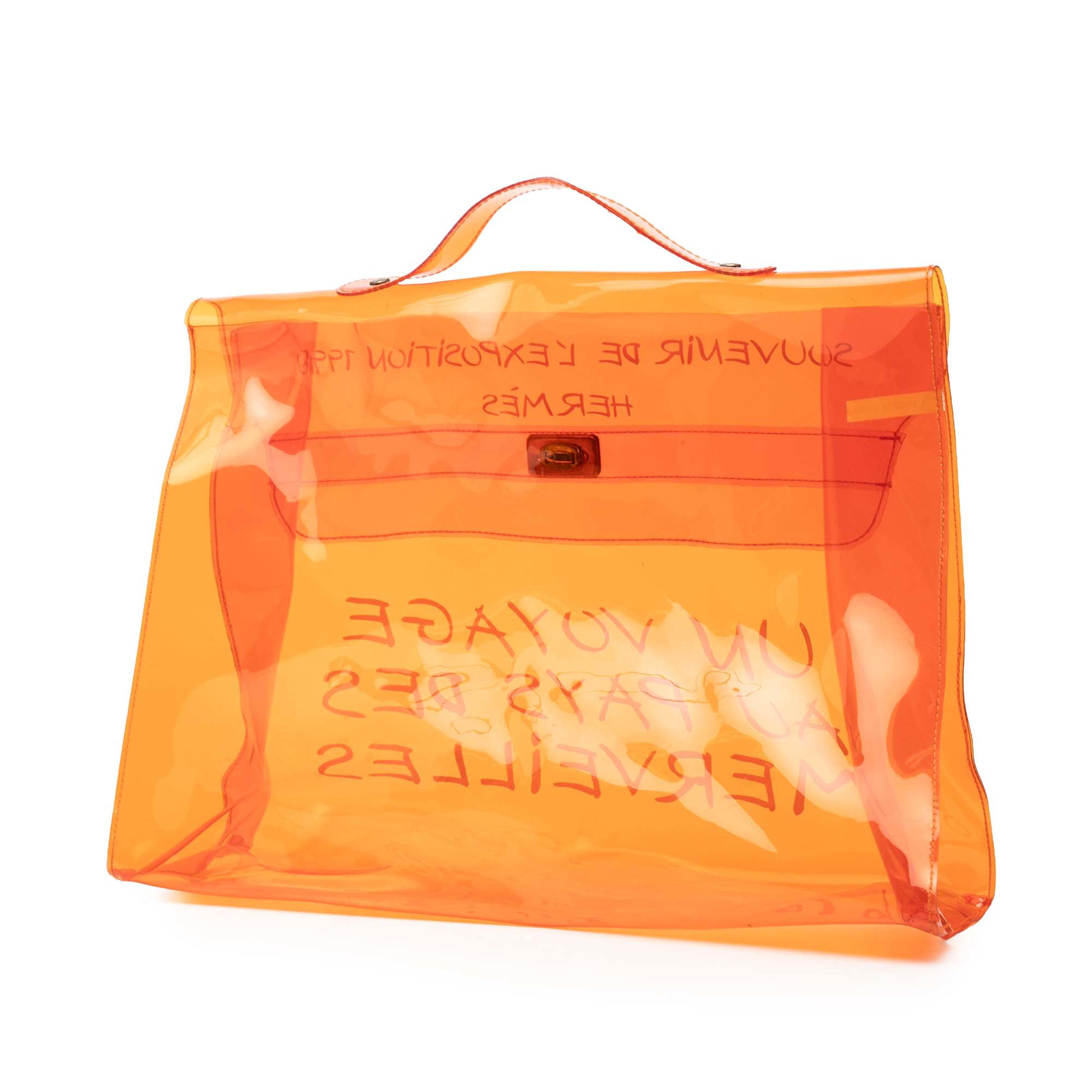 Hermès Vinyl Souvenir De L Exposition Kelly Handbag, från Luxclusif, i färgen orange. Klicka för att öppna bilden i stort format