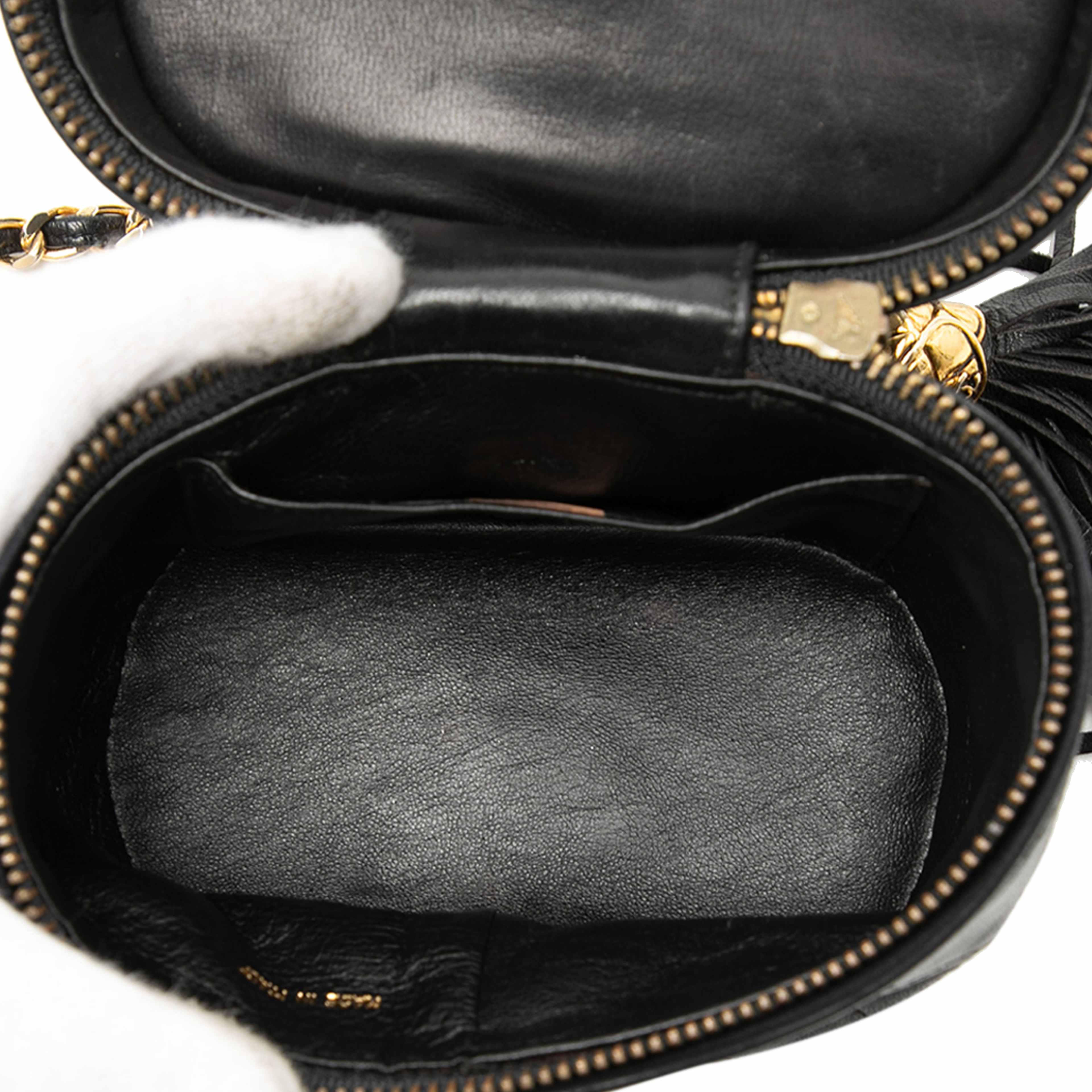 Chanel Quilted Lambskin Tassel Vanity Case With Chain, från Luxclusif, i färgen black. Klicka för att öppna bilden i stort format