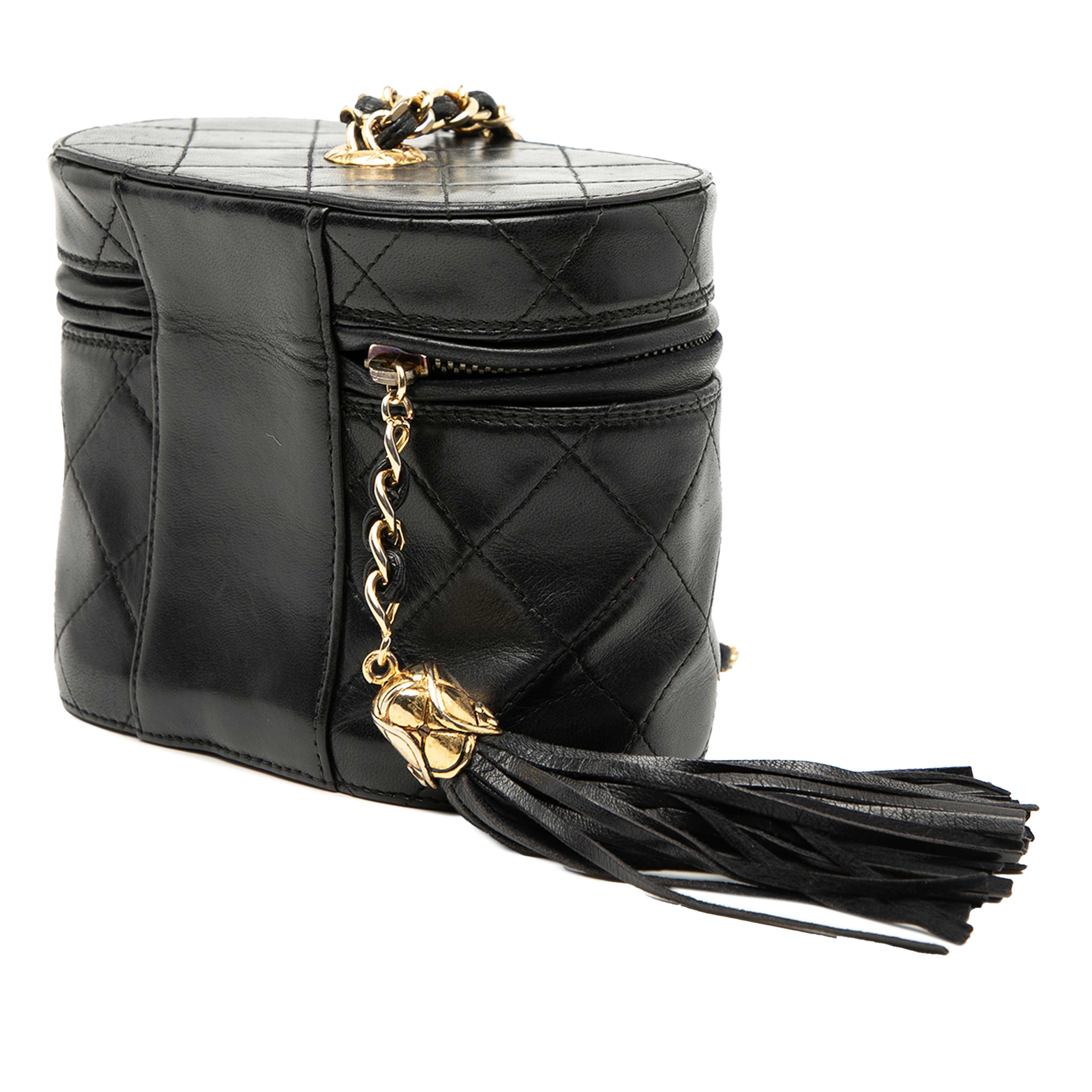 Chanel Quilted Lambskin Tassel Vanity Case With Chain, från Luxclusif, i färgen svart. Klicka för att öppna bilden i stort format