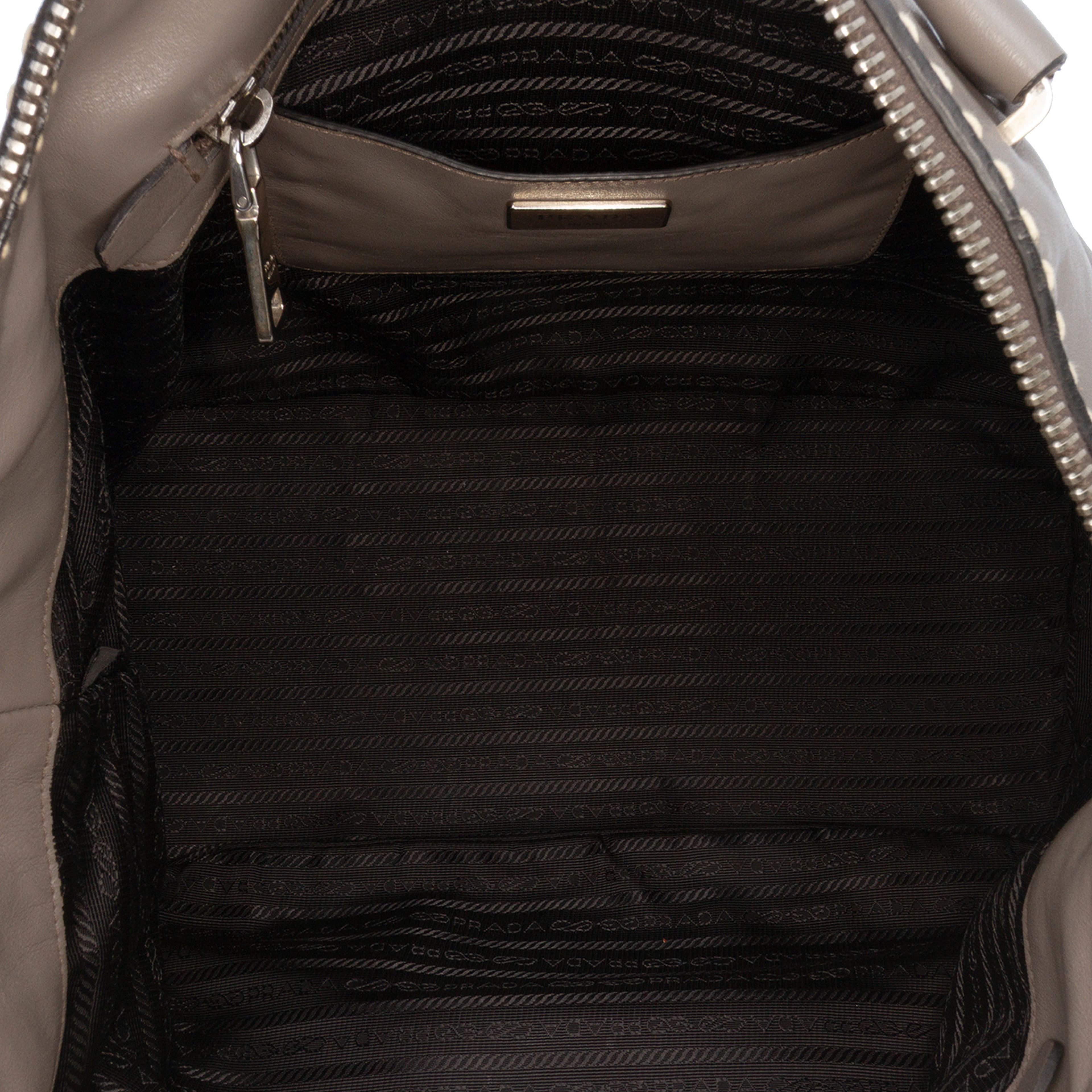 Prada City Calf Hand Stitched Zip Tote, från Luxclusif, i färgen taupe. Klicka för att öppna bilden i stort format