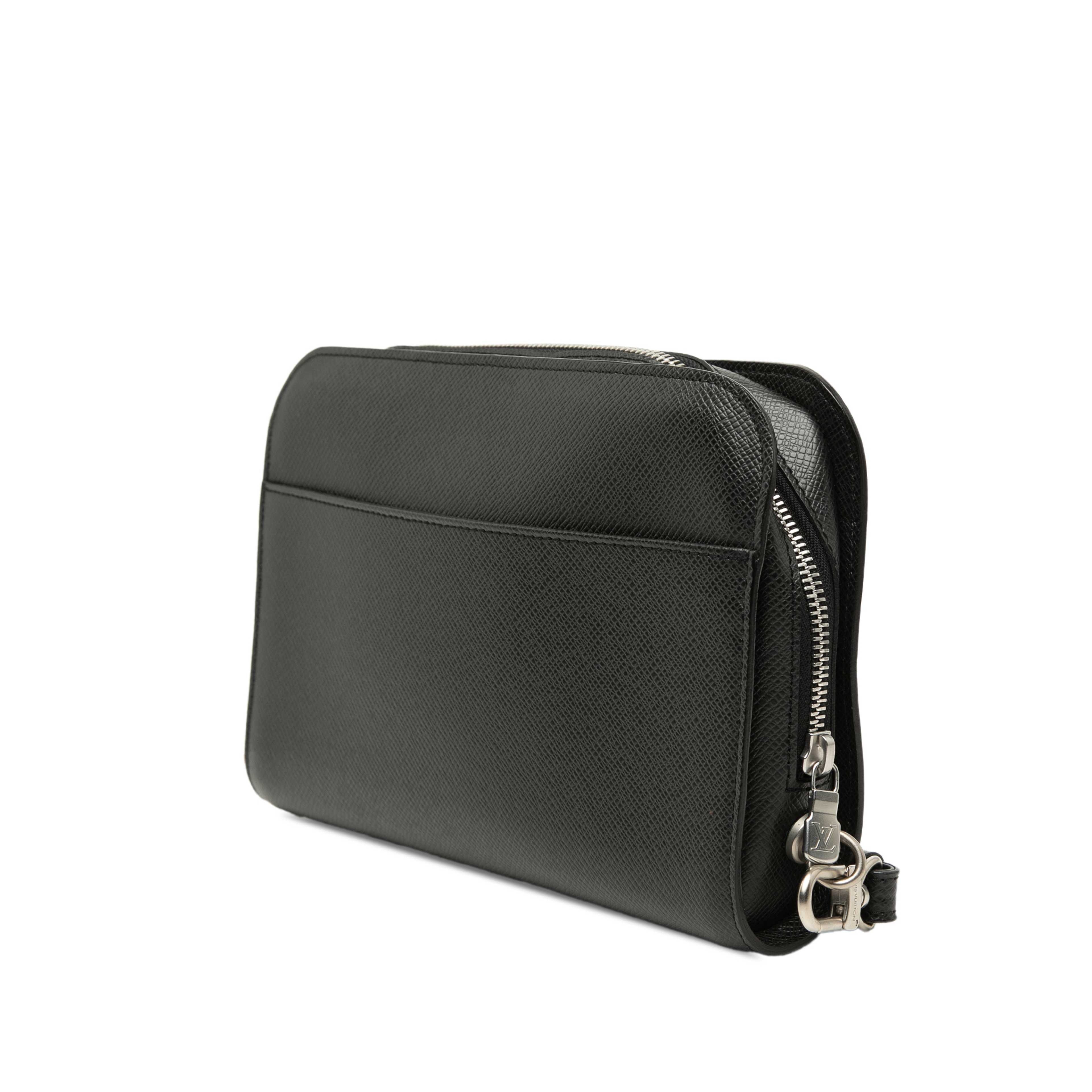 Louis Vuitton Taiga Pochette Baikal, från Luxclusif, i färgen black. Klicka för att öppna bilden i stort format