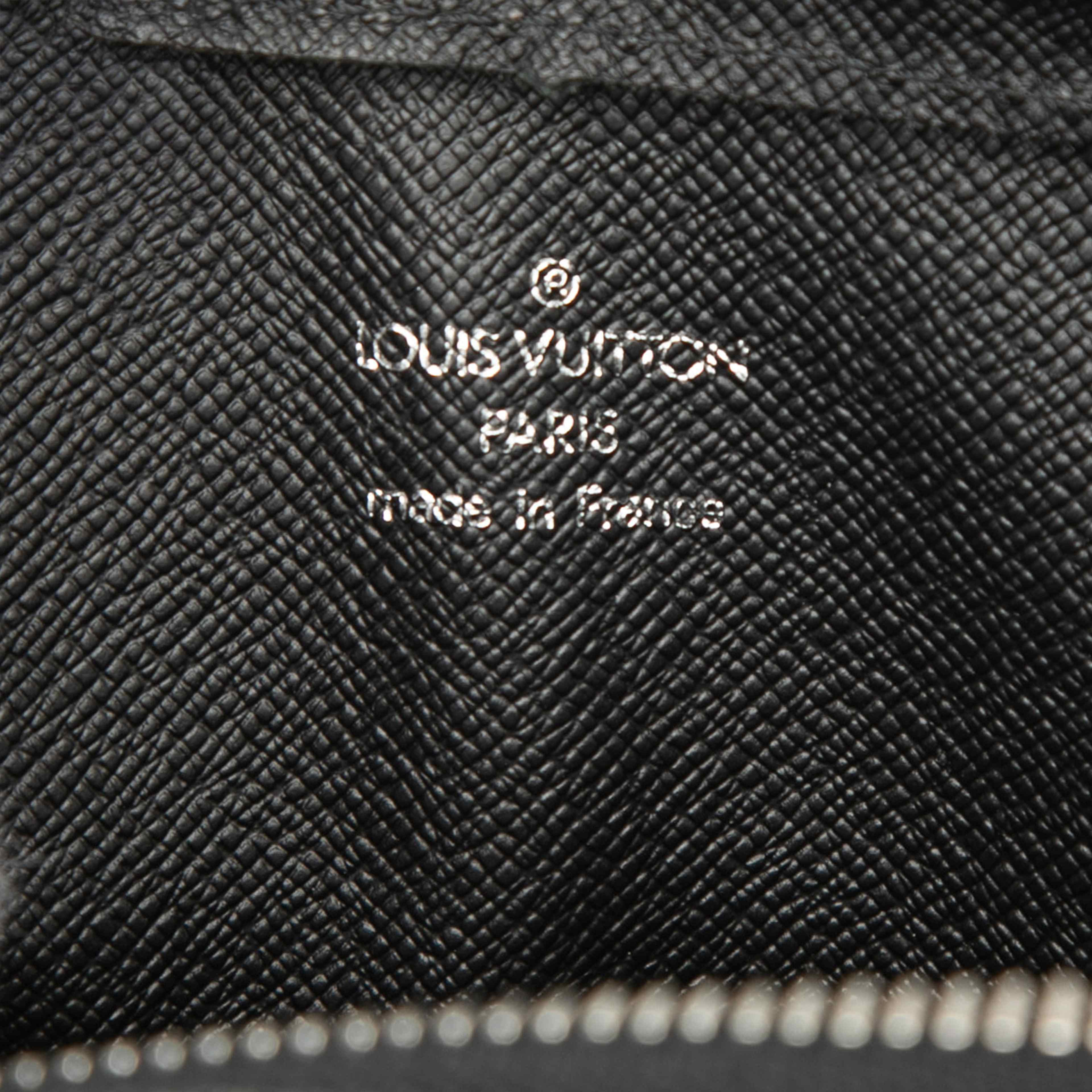 Louis Vuitton Taiga Pochette Baikal, från Luxclusif, i färgen black. Klicka för att öppna bilden i stort format