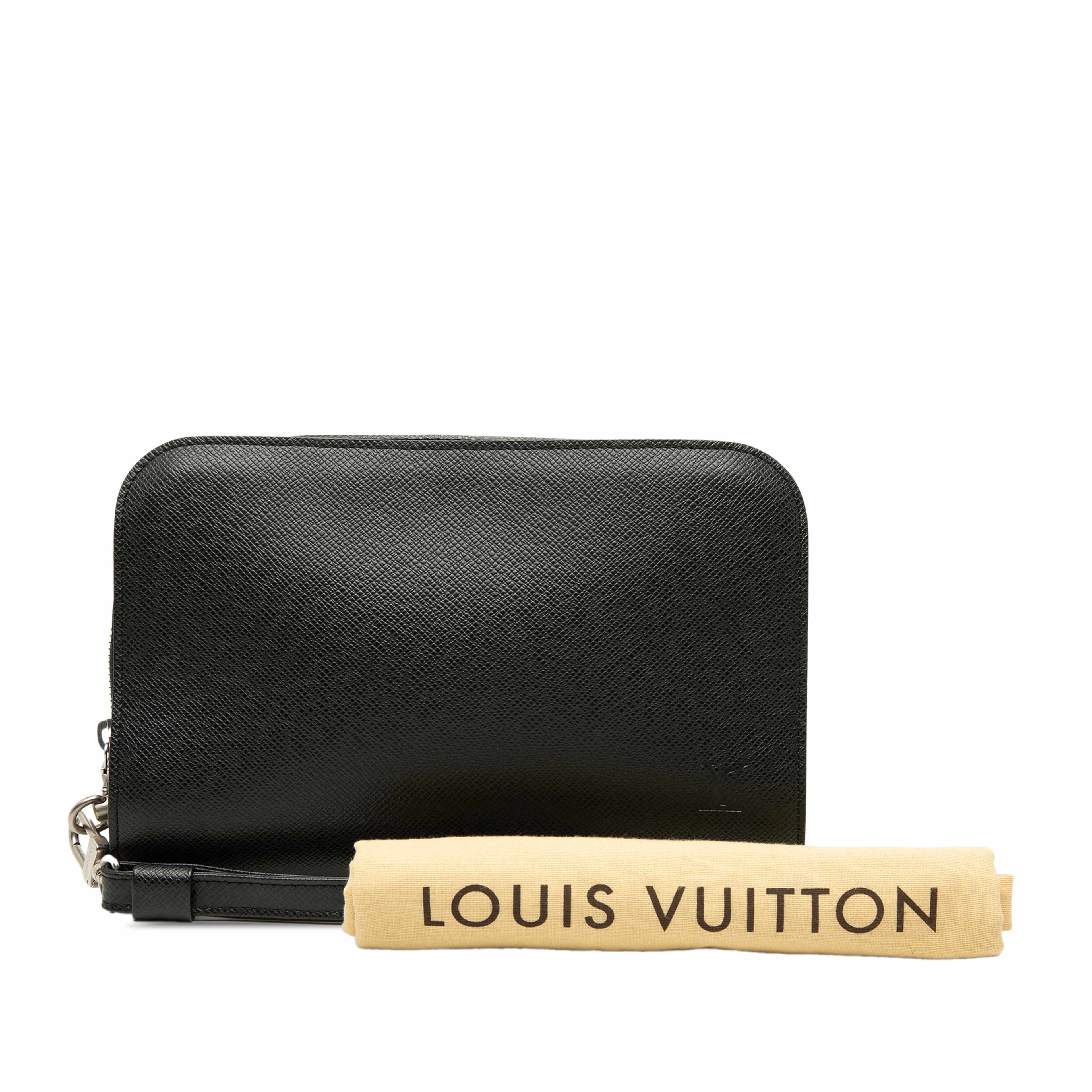 Louis Vuitton Taiga Pochette Baikal, från Luxclusif, i färgen svart. Klicka för att öppna bilden i stort format