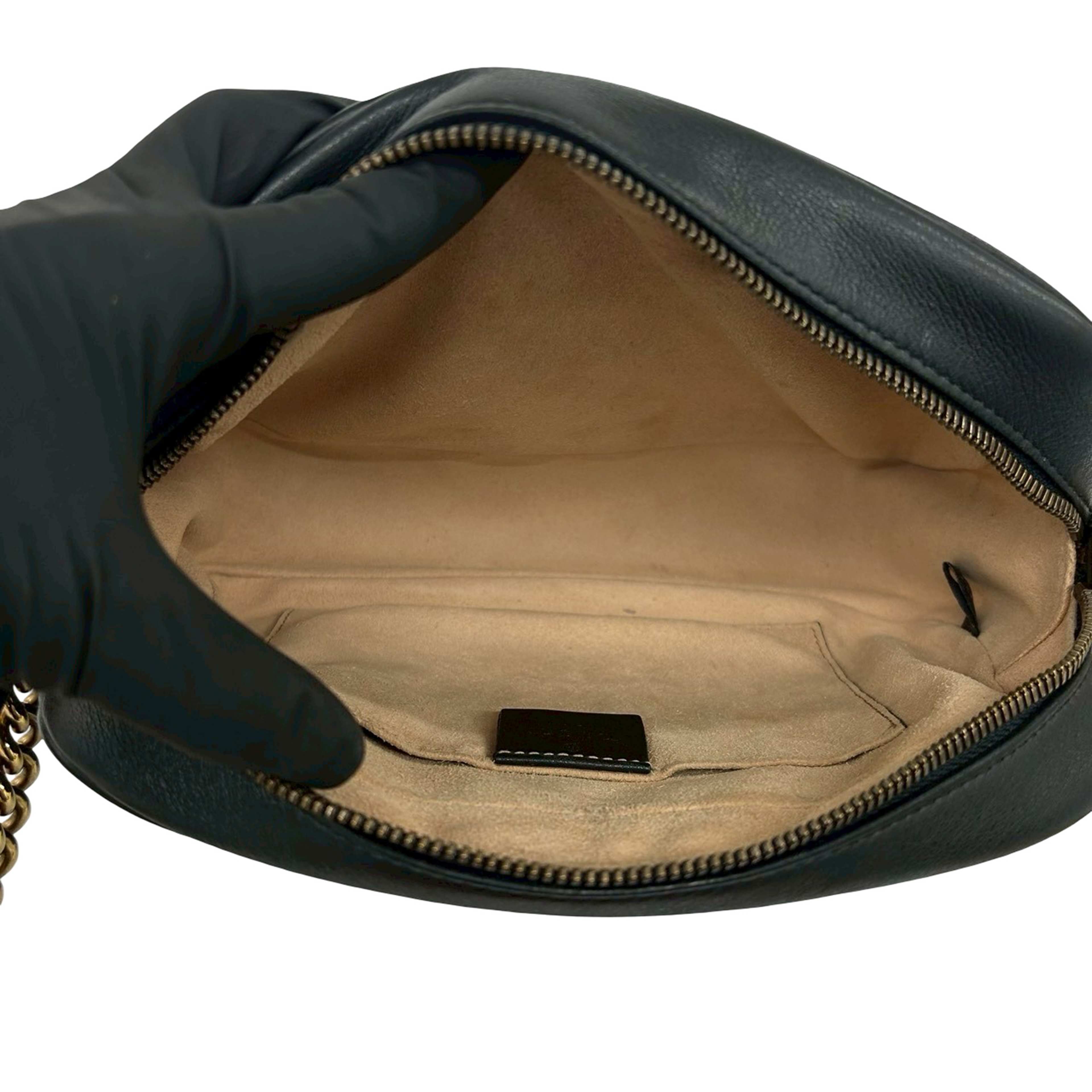 Gucci Small Gg Marmont Matelasse Calfskin Crossbody, från Luxclusif, i färgen svart. Klicka för att öppna bilden i stort format