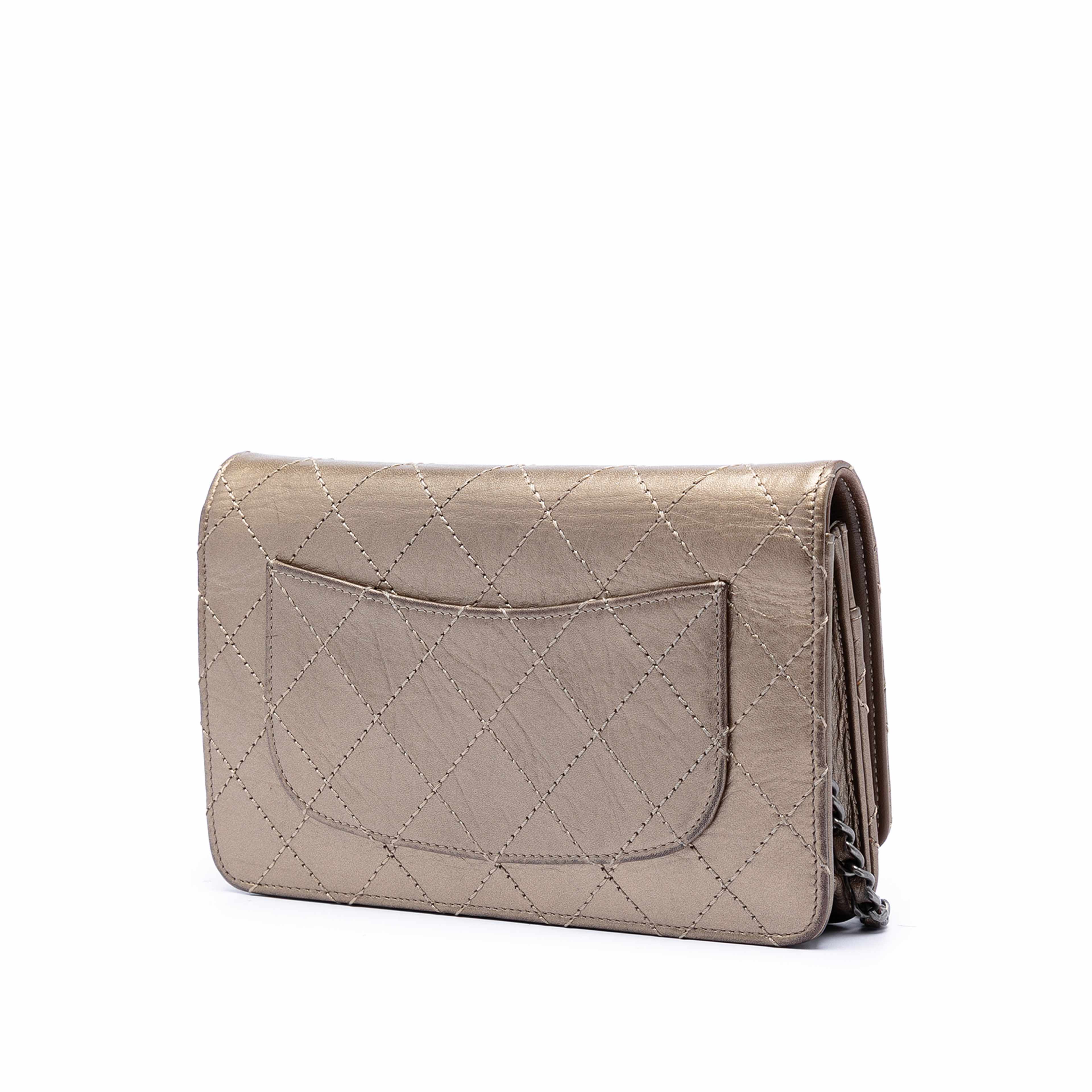 Chanel Quilted Metallic Aged Calfskin Reissue 2.55 Wallet On Chain, från Luxclusif, i färgen bronze. Klicka för att öppna bilden i stort format