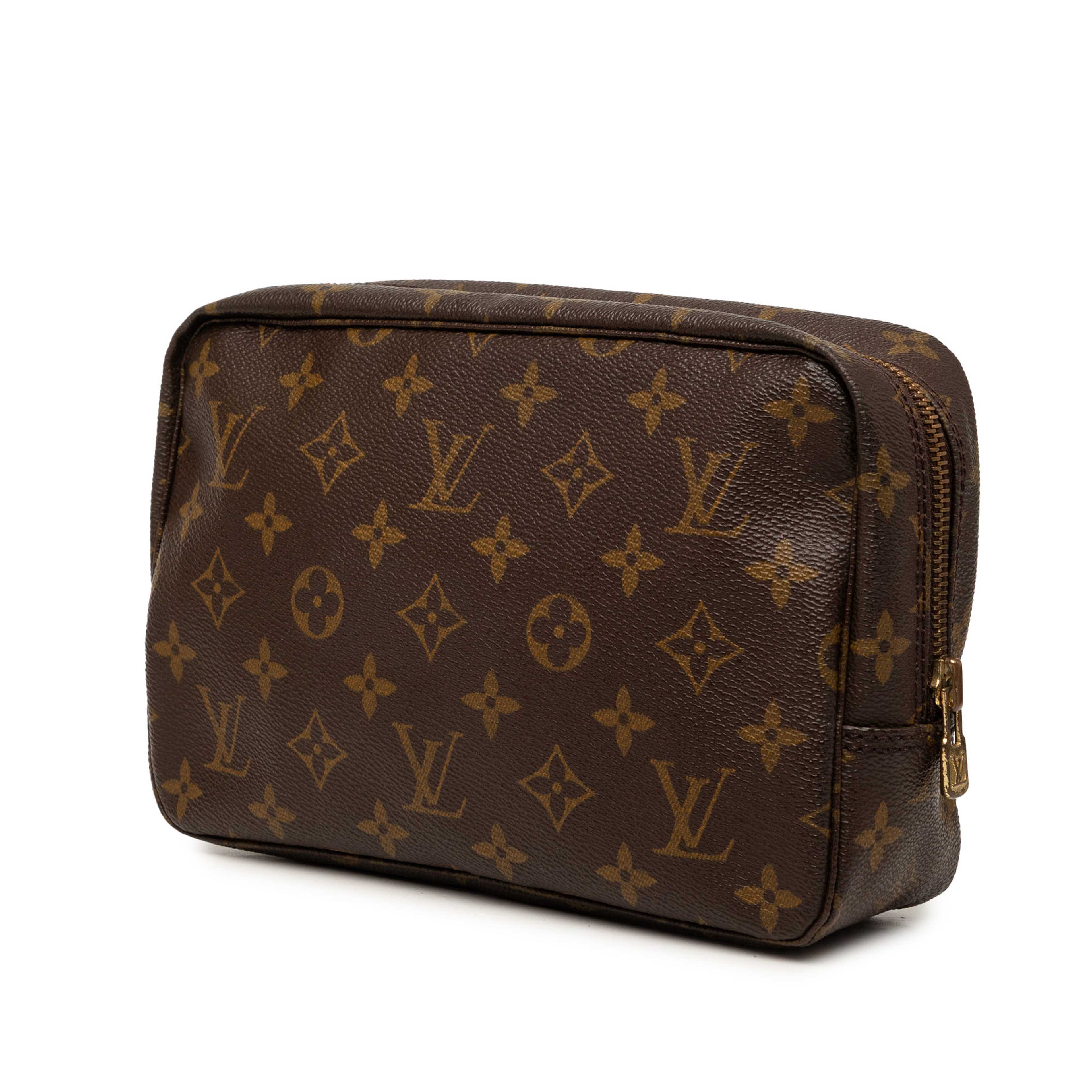 Louis Vuitton Monogram Trousse Toilette 23, från Luxclusif, i färgen brun. Klicka för att öppna bilden i stort format