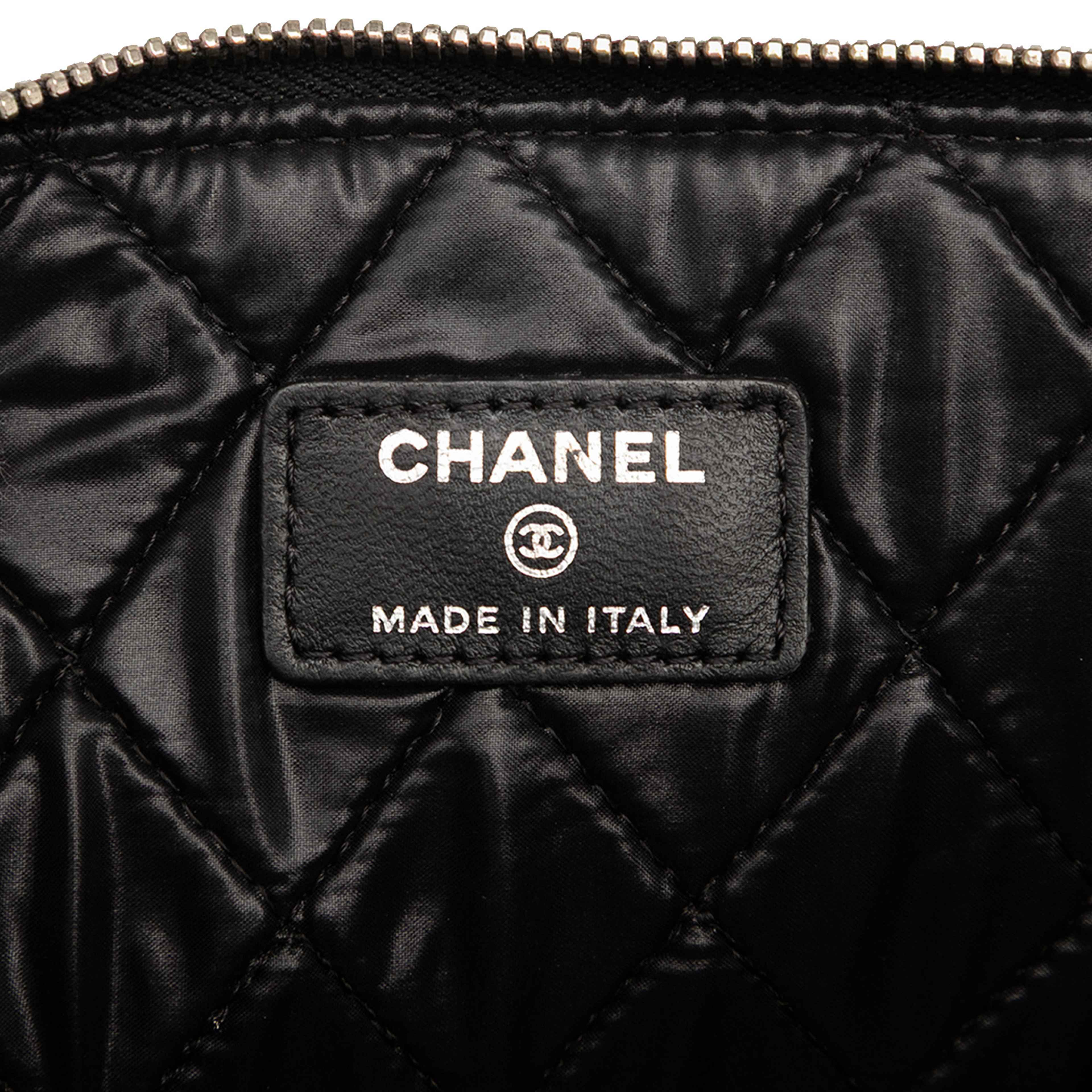 Chanel Large Quilted Patent O Case Clutch, från Luxclusif, i färgen black. Klicka för att öppna bilden i stort format