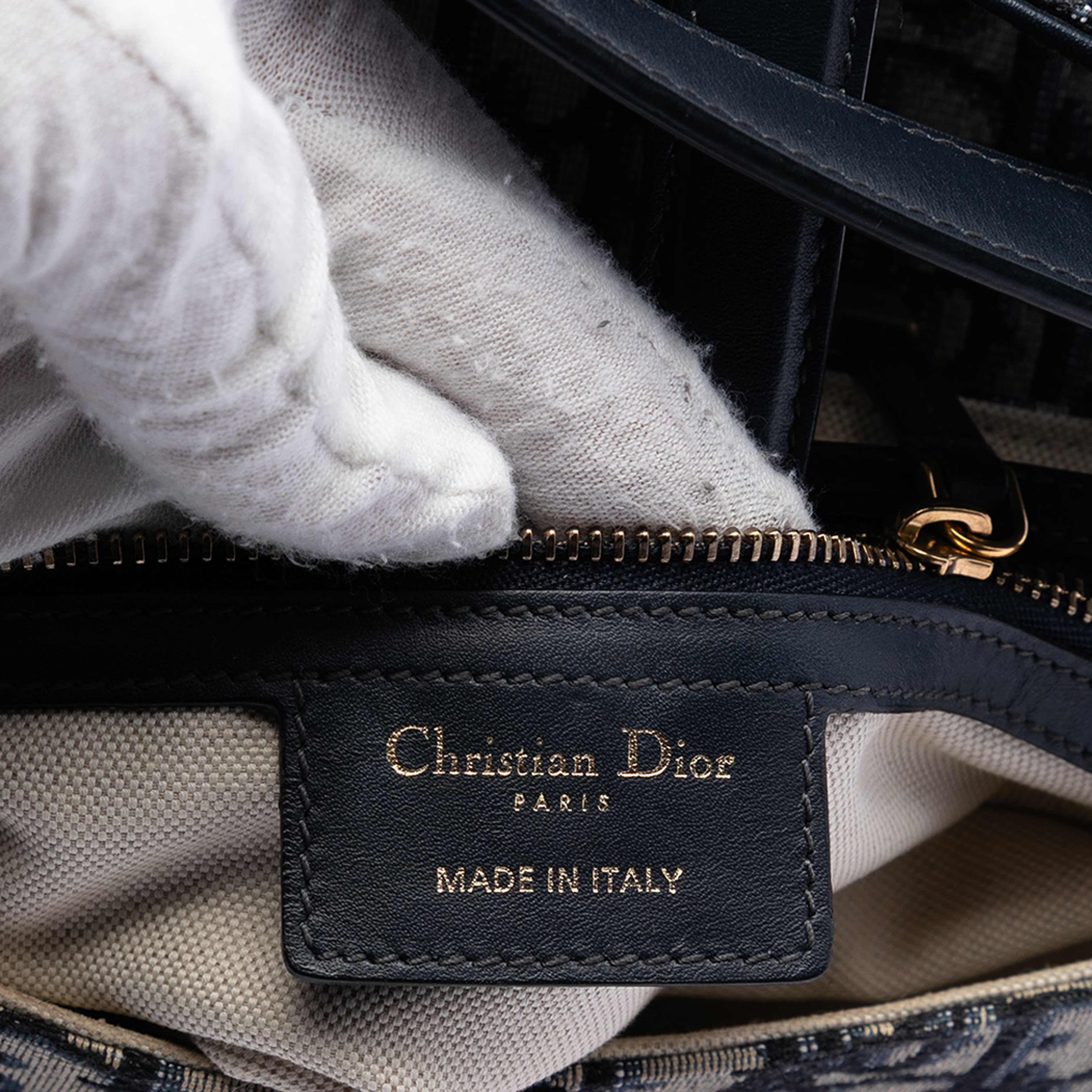 Dior Oblique Canvas Saddle Bag, från Luxclusif, i färgen blue. Klicka för att öppna bilden i stort format