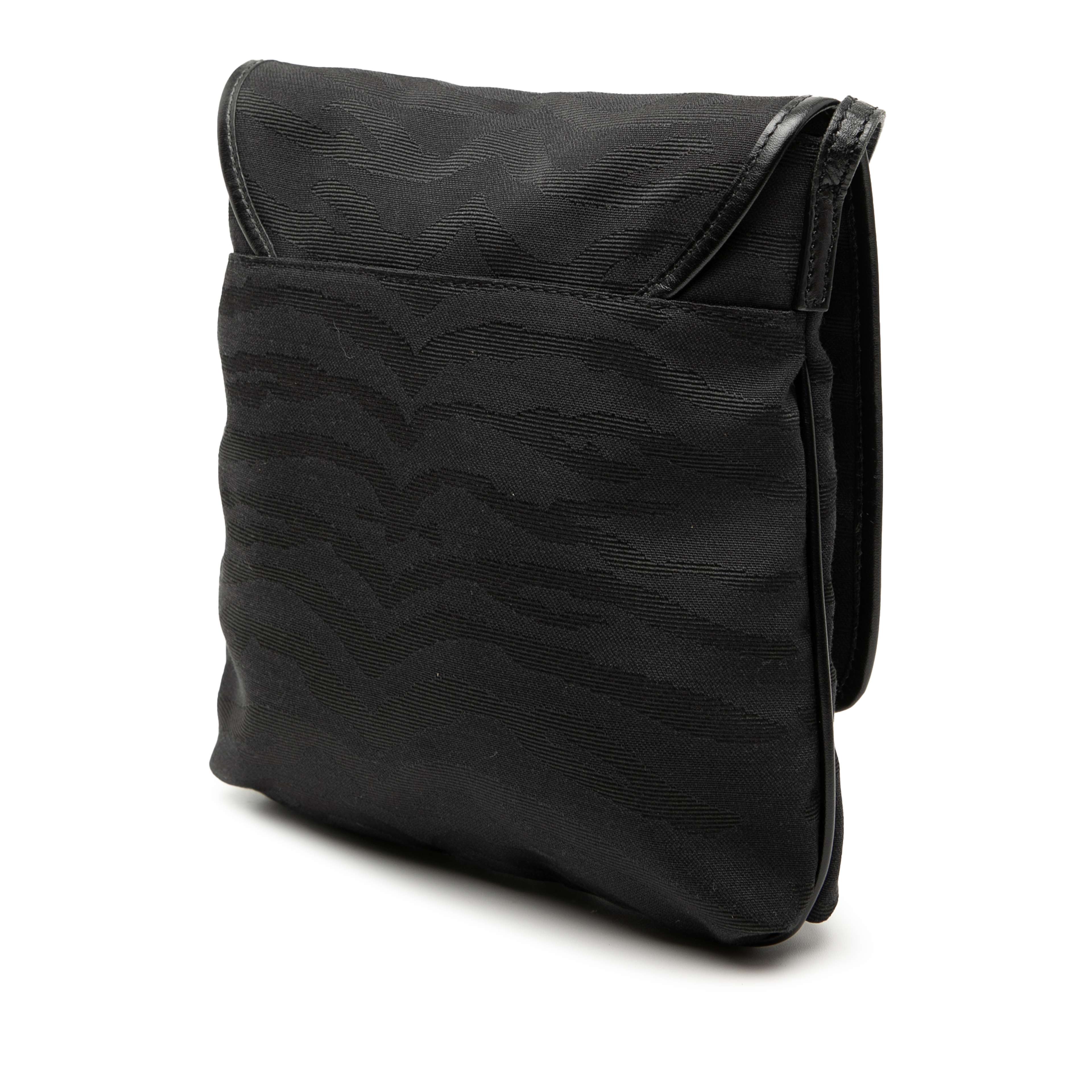 Fendi Zebra Printed Canvas Crossbody, från Luxclusif, i färgen svart. Klicka för att öppna bilden i stort format