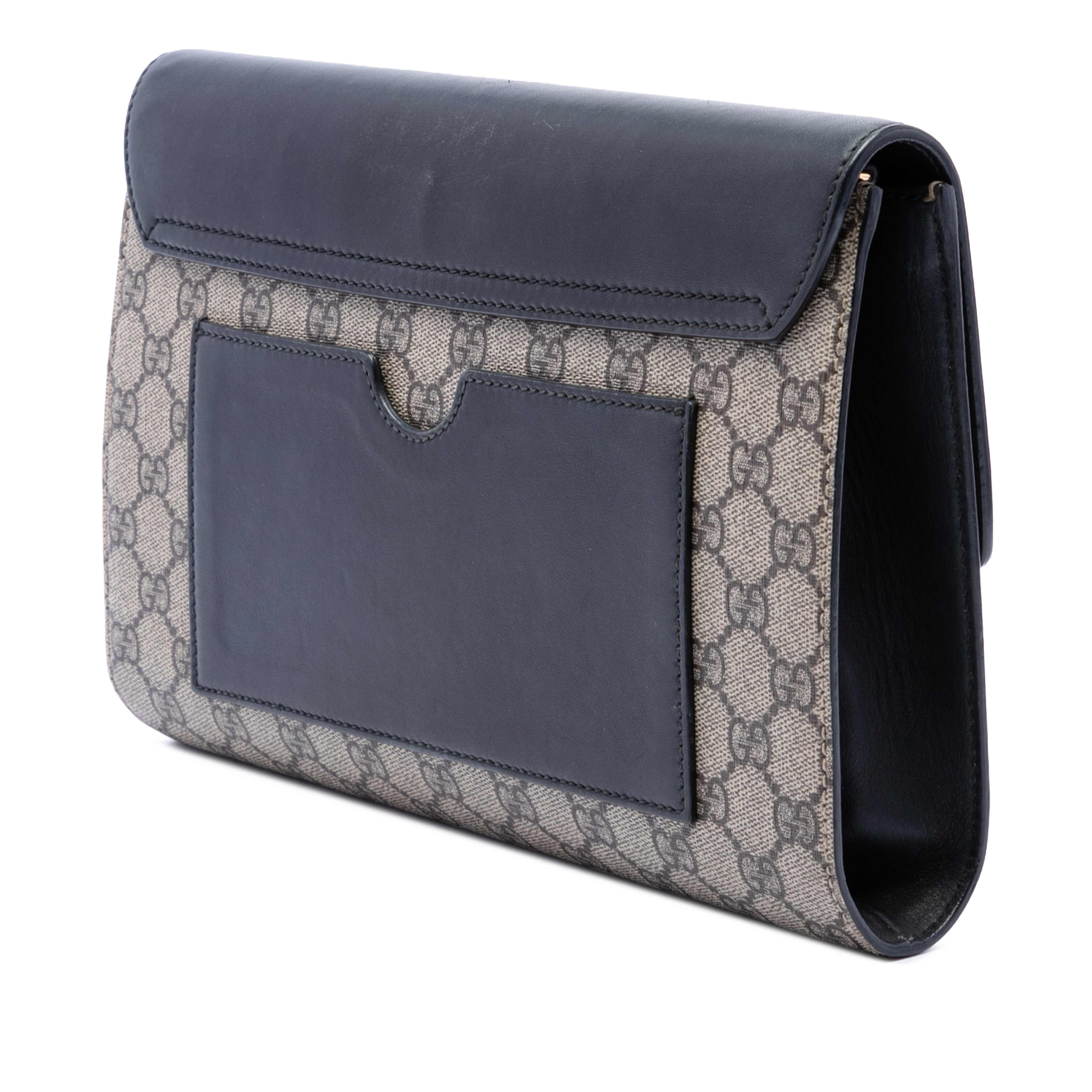 Gucci Gg Supreme Padlock Clutch, från Luxclusif, i färgen beige. Klicka för att öppna bilden i stort format
