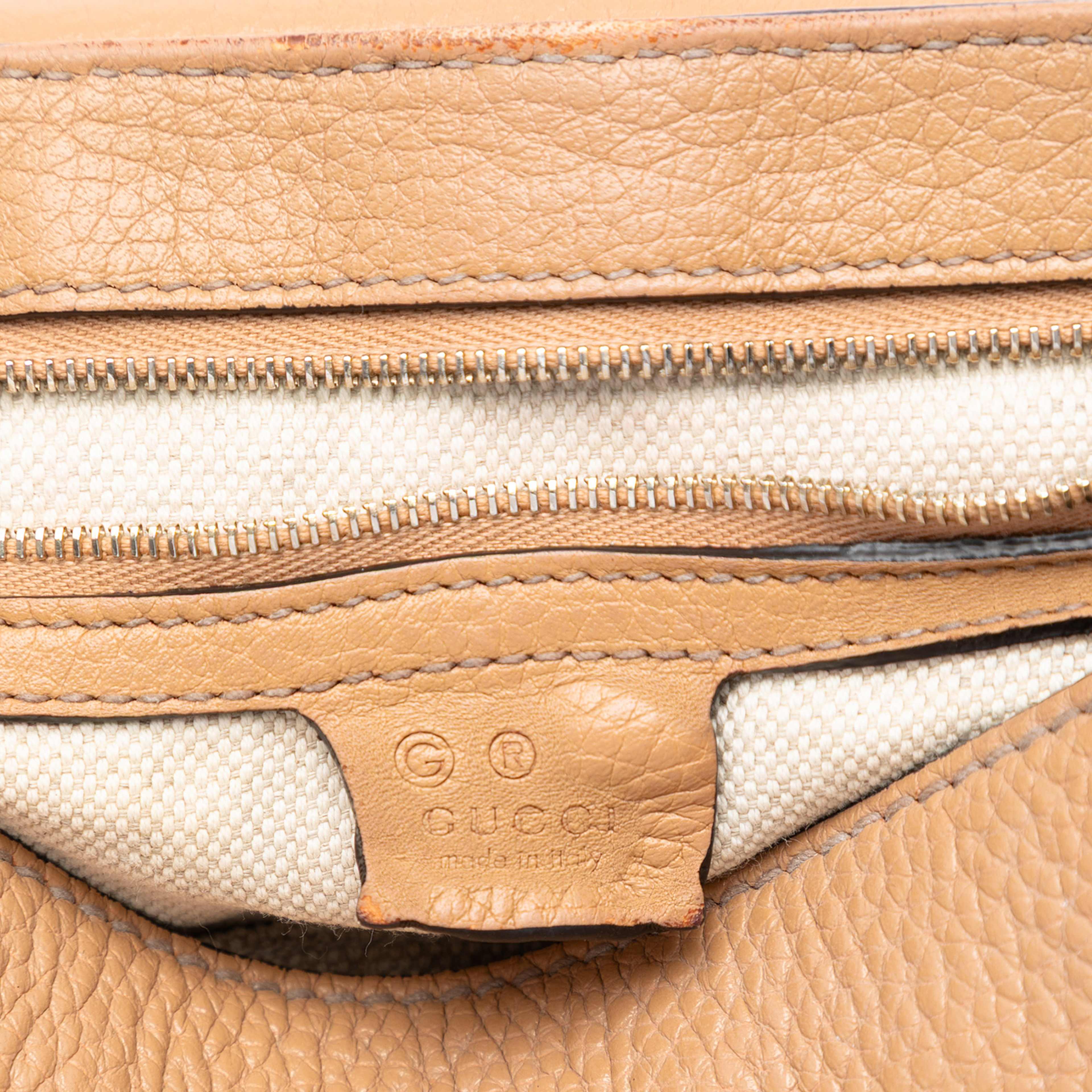 Gucci Medium Calfskin Soho Chain Flap Crossbody, från Luxclusif, i färgen light brown. Klicka för att öppna bilden i stort format