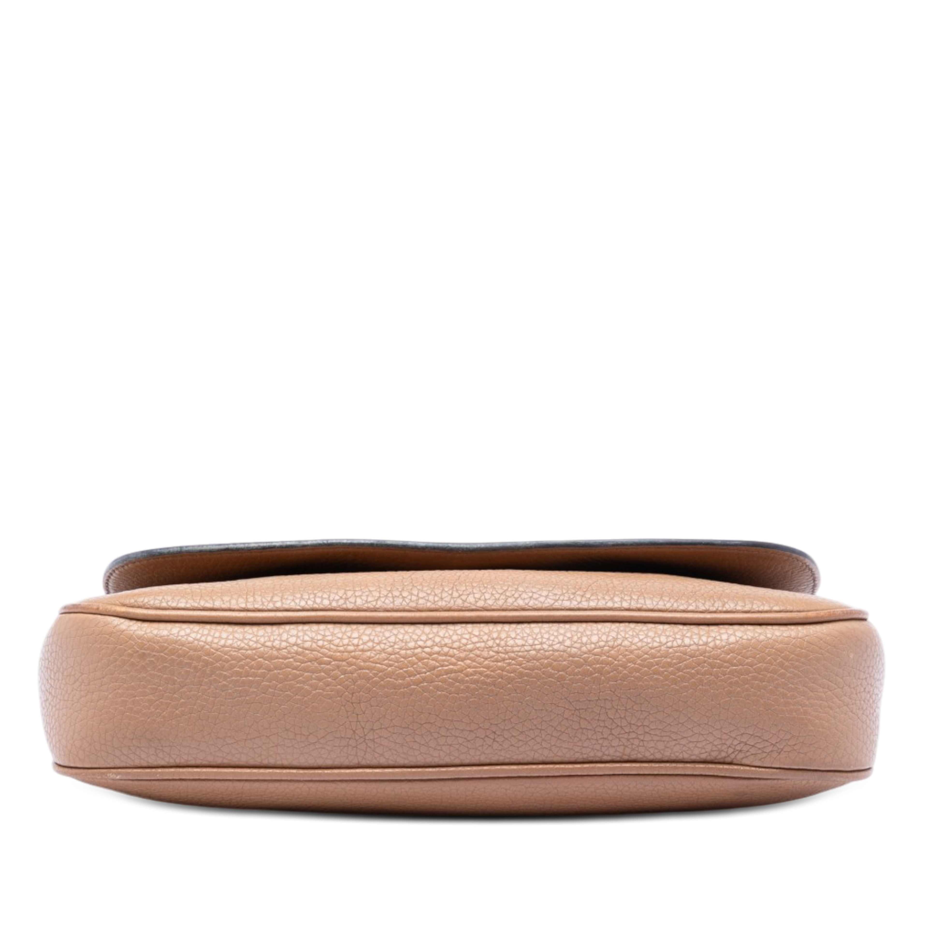 Gucci Medium Calfskin Soho Chain Flap Crossbody, från Luxclusif, i färgen light brown. Klicka för att öppna bilden i stort format