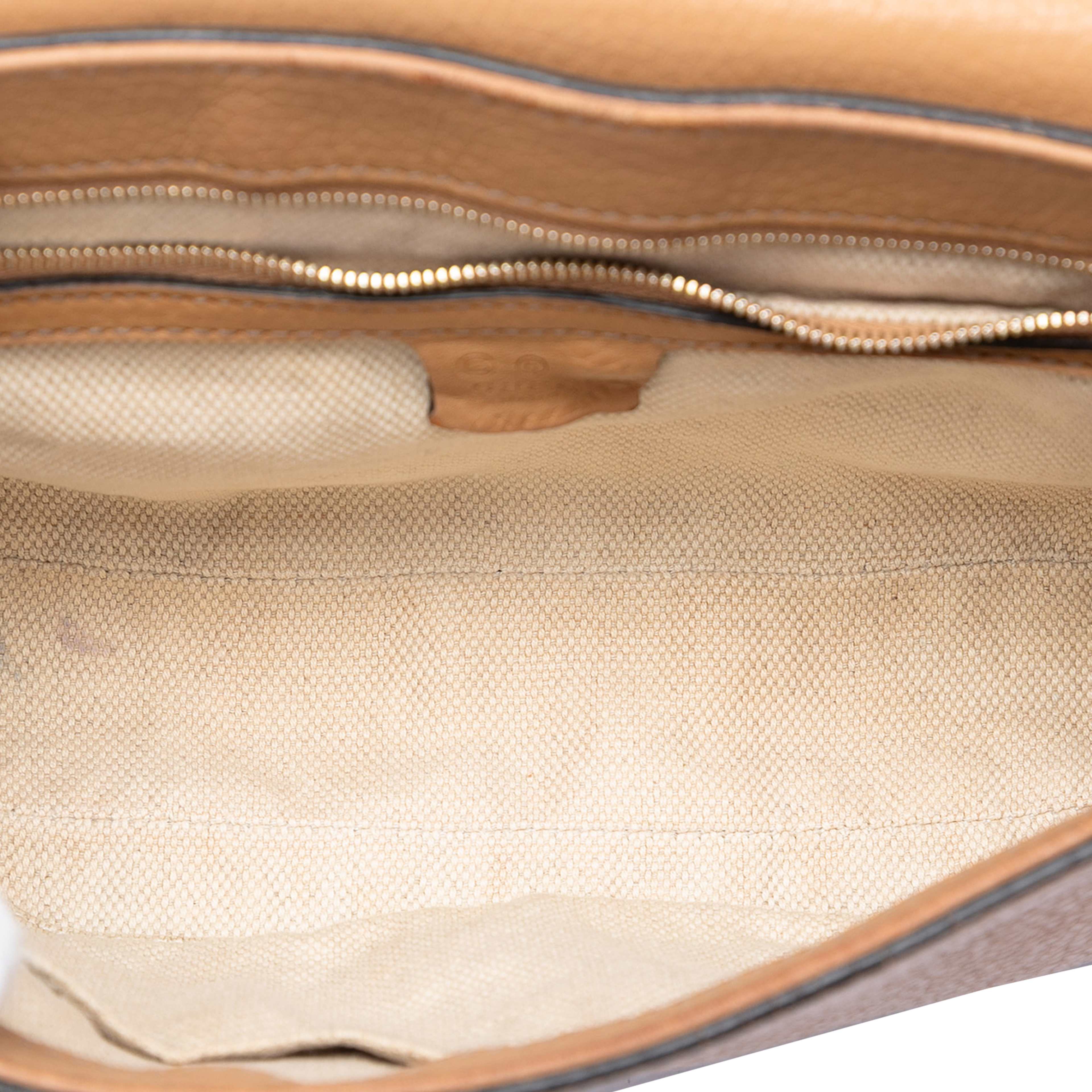 Gucci Medium Calfskin Soho Chain Flap Crossbody, från Luxclusif, i färgen light brown. Klicka för att öppna bilden i stort format