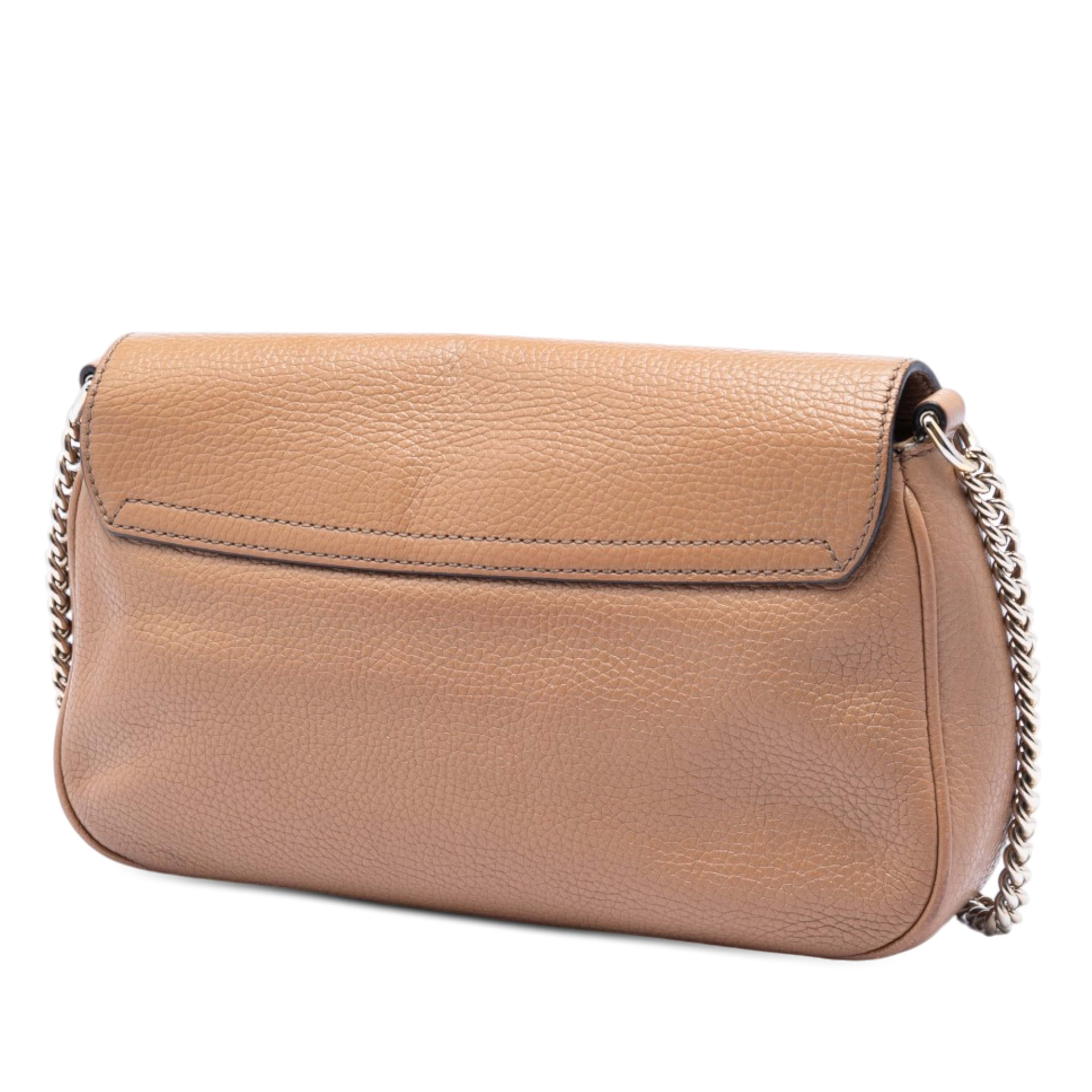 Gucci Medium Calfskin Soho Chain Flap Crossbody, från Luxclusif, i färgen brun. Klicka för att öppna bilden i stort format