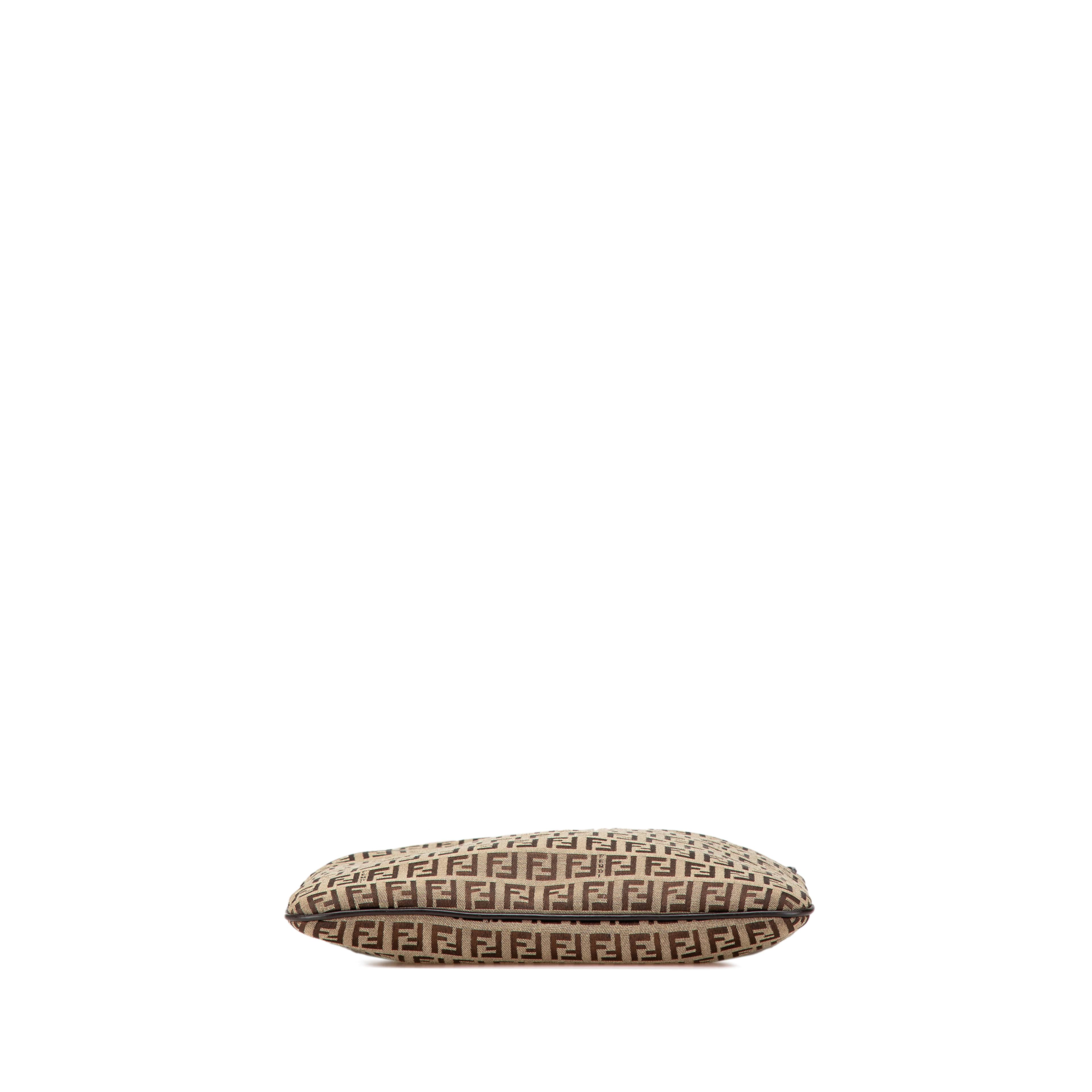 Fendi Zucchino Canvas Crossbody, från Luxclusif, i färgen beige. Klicka för att öppna bilden i stort format