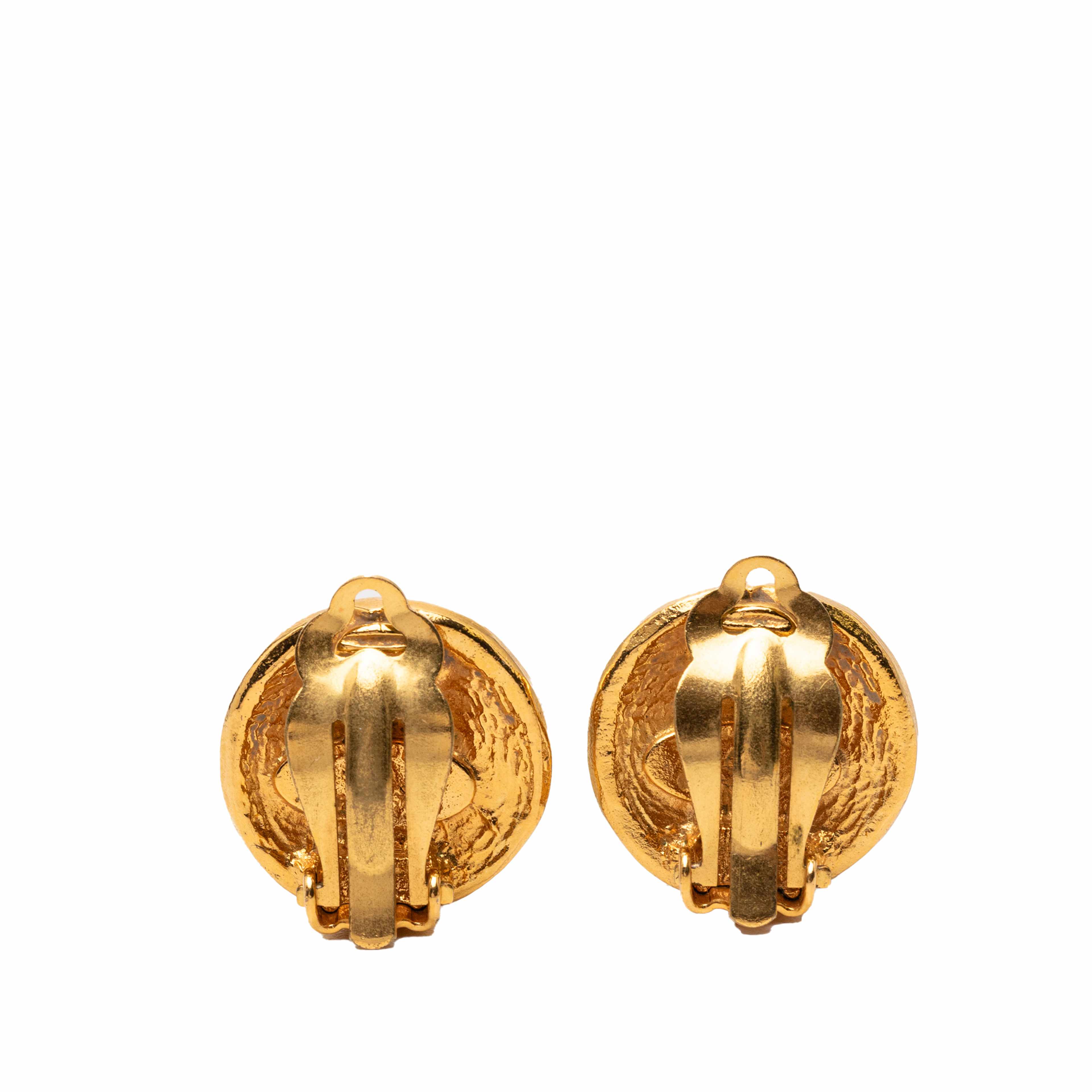 Chanel Gold Plated 31 Rue Cambon Round Clip On Earrings, från Luxclusif, i färgen gold. Klicka för att öppna bilden i stort format