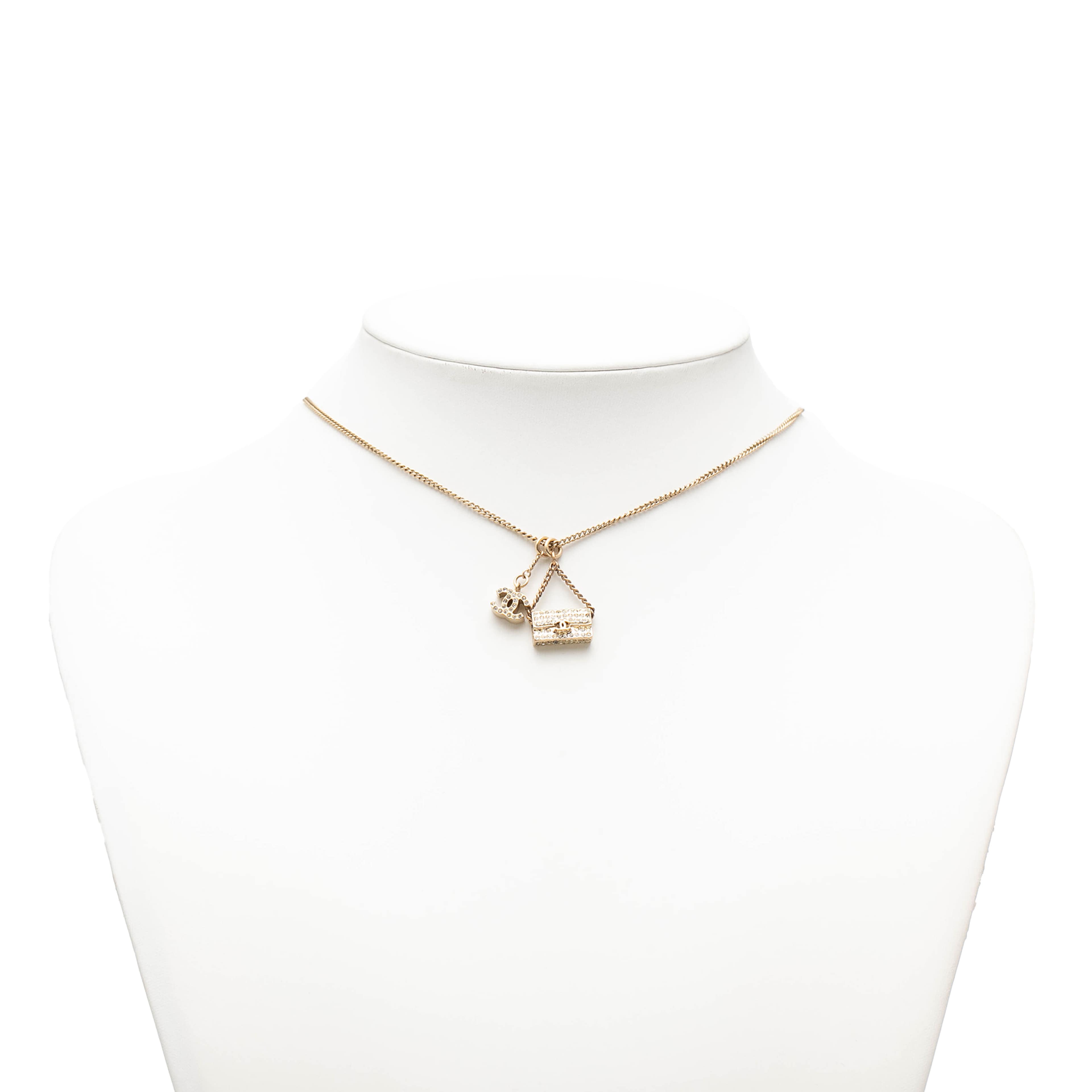 Chanel Gold Plated Rhinestone Cc And Flap Bag Pendant Necklace, från Luxclusif, i färgen gold. Klicka för att öppna bilden i stort format