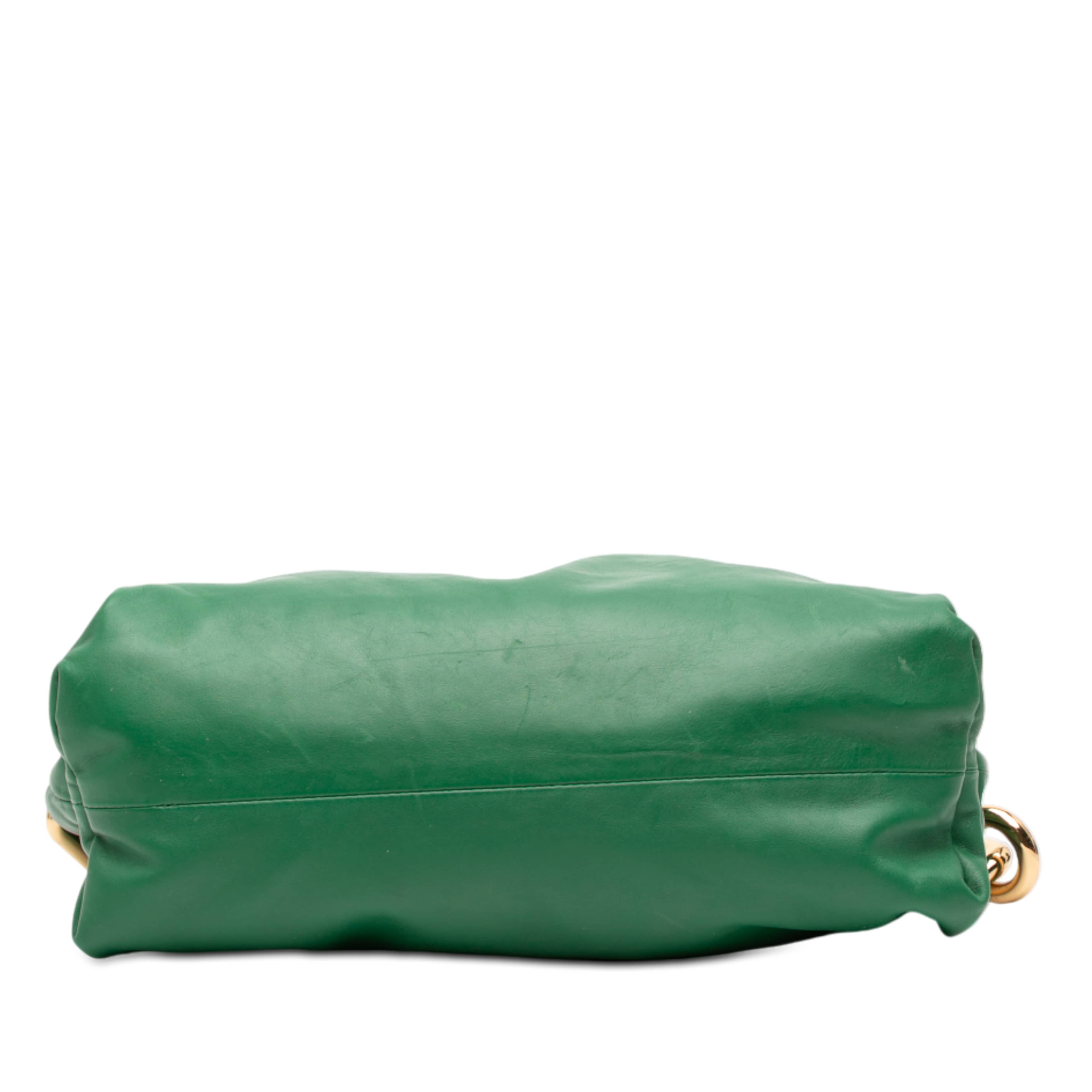 Bottega Veneta Lambskin Chain Pouch, från Luxclusif, i färgen green. Klicka för att öppna bilden i stort format
