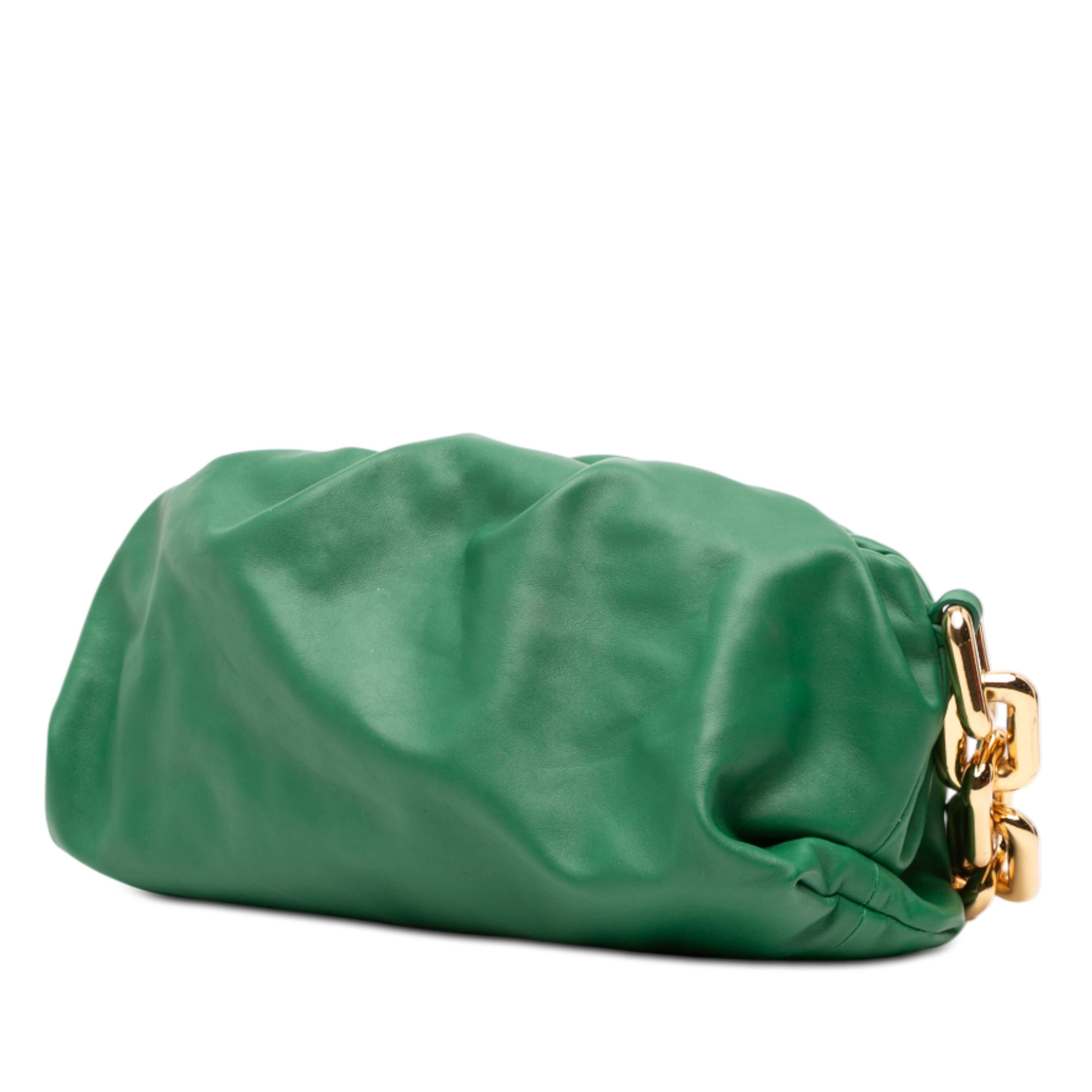 Bottega Veneta Lambskin Chain Pouch, från Luxclusif, i färgen green. Klicka för att öppna bilden i stort format
