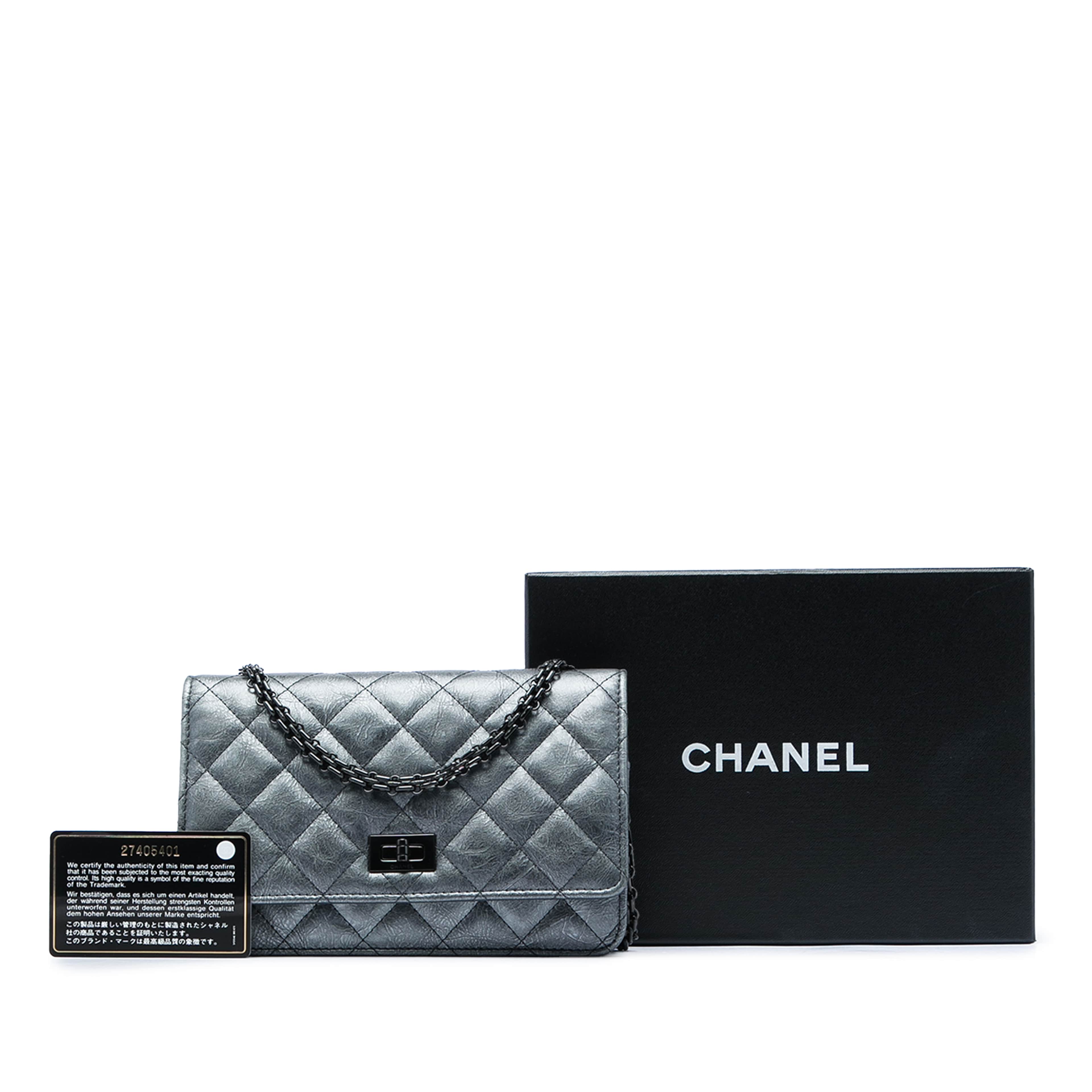 Chanel Quilted Aged Calfskin Reissue 2.55 Wallet On Chain, från Luxclusif, i färgen grå. Klicka för att öppna bilden i stort format